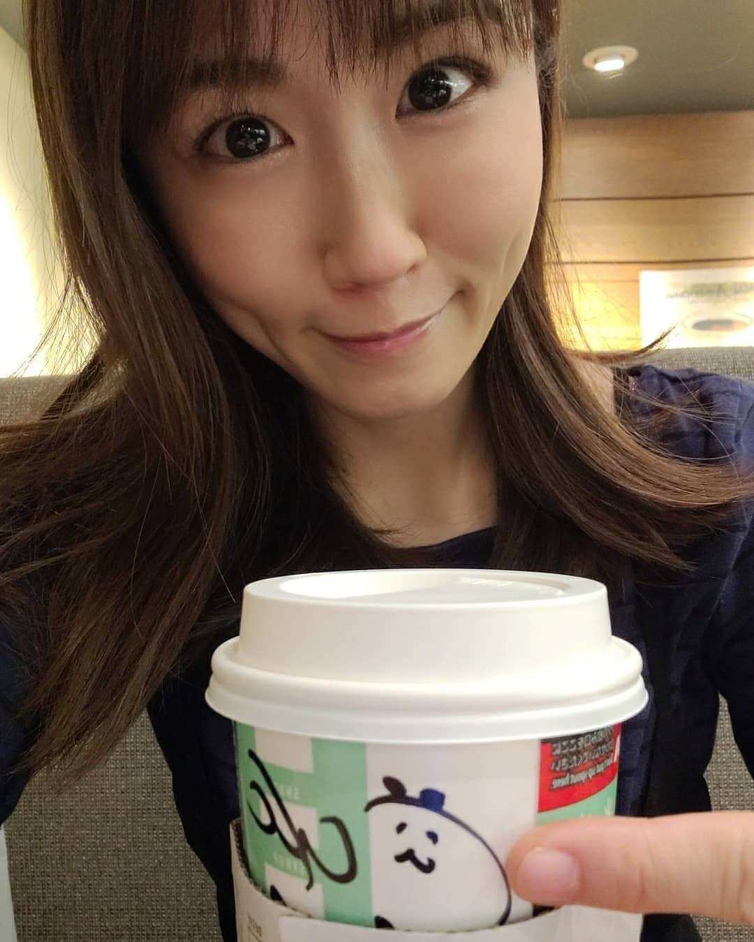 ようこさんのインスタグラム写真 - (ようこInstagram)「やった😃 やった😊 トミーズのあん食パン頂いちゃいました❤️ （調べたらお取り寄せもできるみたいです💡楽天、Amazonにもお店がありました）（京都の高島屋にもあるみたい）  神戸にお店があって１日1000本も売り上げる伝説の食パン🍞 あんこの量がすごいからどっしりと重い😳😳 これは食べるの楽しみだわ😋 一斤ぺろりになっちゃいそう‼️ 私のダイエット宣言はどこにいったのかしら(笑)🤣  そして今日は寝癖の癖がすごいんじゃーーー😤😤 寝坊しそうで朝ちゃんと鏡見てなかった🤣🤣  スタバがクリスマス一色になってて幸せ🍀 綺麗な女性がジンジャーブレットラテ頼んでたから真似して頼んでみたけど私にはシナモンとジンジャーが強すぎた‼️ 気取らずいつものキャラメルスチーマー飲めば良かった🤣  #トミーズあん食 #あん食パン #食パン#トミーズ #あん食 #あんこ #スタバ#ジンジャーブレットラテ#アーモンドミルク#神戸#神戸市#三宮#食いしん坊#美味しいもの大好き#パン大好き#食パン大好き」11月6日 13時27分 - 0606yoko