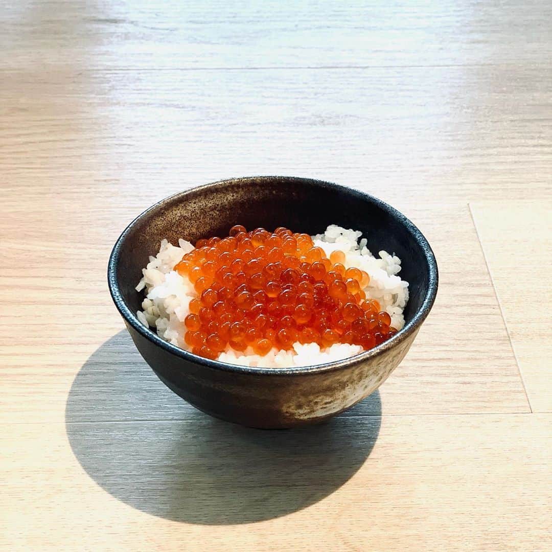 Kajiko Kajikawaのインスタグラム：「自家製生いくら丼。東北旅行してからお魚熱が高まって。料理の師匠に教わったレシピで。できあいのいくらとは全然違う。師匠に言われたことは、「手間を惜しむな」  #いくら #いくら丼」