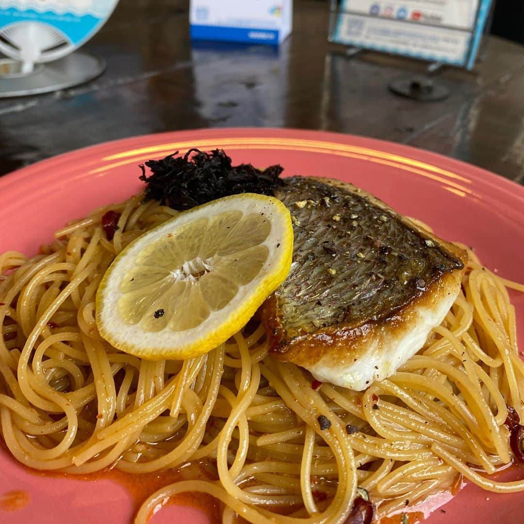 三浦友加のインスタグラム：「🐟トトタベローネ庄内浜　 https://tototabelone-shonai.jp/ 鯛だし麺　ご紹介🍜  6店舗目 「caféthreepeace 」 カフェスリーピースさん  庄内浜　タイッチーノ　　　1,450円  https://youtu.be/czZx6un3U4Y  香り高いガーリック&オリーブオイルと鷹の爪に 日本酒を効かせた自家製の真鯛のダシを合わせた和風のペペロンチーノパスタ。  そこへオリーブオイルで皮目の方はカリッカリの揚げ焼きに、あとは予熱だけでふんわり蒸された状態の真鯛のソテーをどーんと乗せ、アクセントに岩海苔、レモンをトッピング！  鯛のローストとパスタそのままでももちろん食べ応えありますが、 崩してよーく混ぜるとラグーソースのようにも楽しめちゃう一品！  鯛ピンクのめんこいお皿と、 いぶし銀な味のギャップに心も胃袋鷲掴みにされました。  大変ご馳走様でした‼️ ラグ〜仕立てでもトトタベローネ！！🐟✨  提供商品: 庄内浜　タイッチーノ 価格: 1,450円 所在地：山形県酒田市本町3-2-4 TEL:0234-43-8817 定休日:不定休 18:00〜ディナーのみ  #トトタベローネ #トトタベローネ庄内浜 #庄内浜の鯛だし麺 #カフェスリーピース #caféthreepeace #日本財団　 #トトタベ庄内浜 #庄内浜の鯛だし麺 #海と日本」