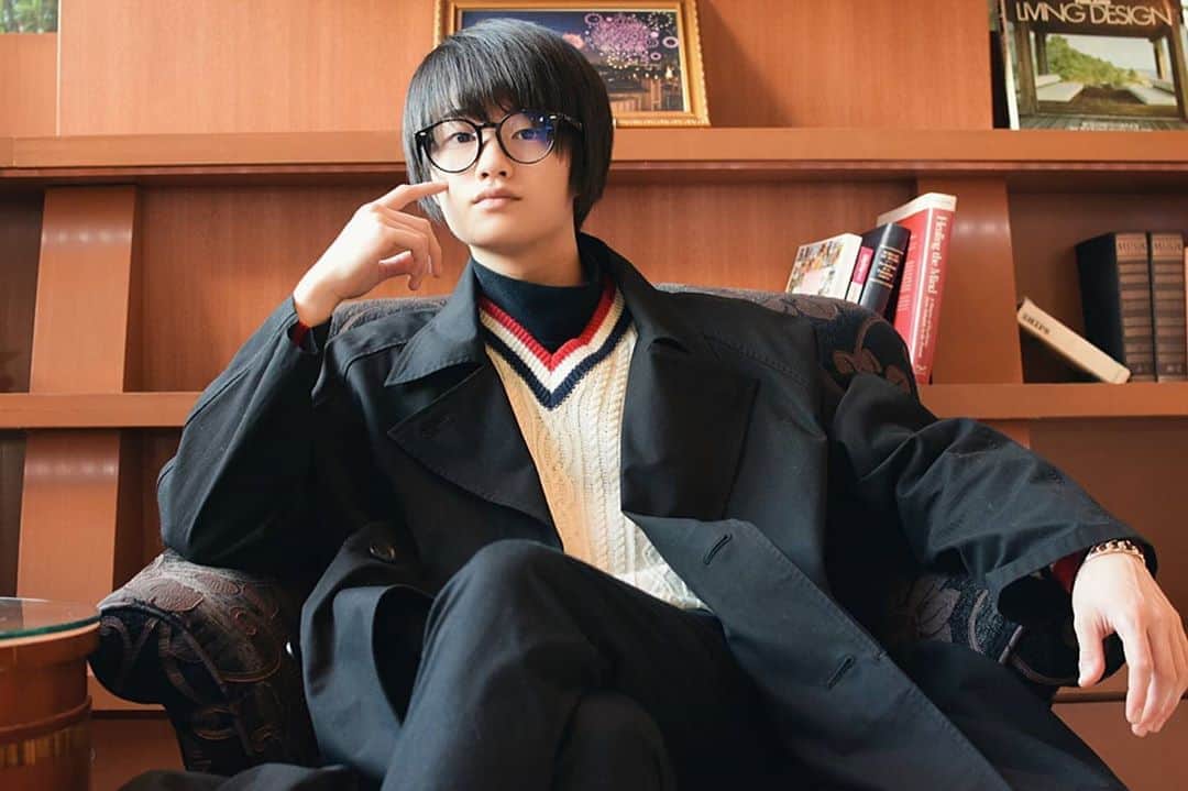 外山将平のインスタグラム：「おすすめの小説､漫画などありますか？？🤔 辺りはすっかりクリスマスモードですね🎄  photo by:key #photooftheday#camera#portrait#model#外山将平#役者#俳優#今日の外山#ootd#Nikon#肌#美肌#一重 #写真#撮影#カメラ#ポートレート#ファインダー越しの私の世界#カメラ好きな人と繋がりたい#筋トレ#作品撮り#黒髪#メガネ男子#冬#winter#fashion#followｍe」