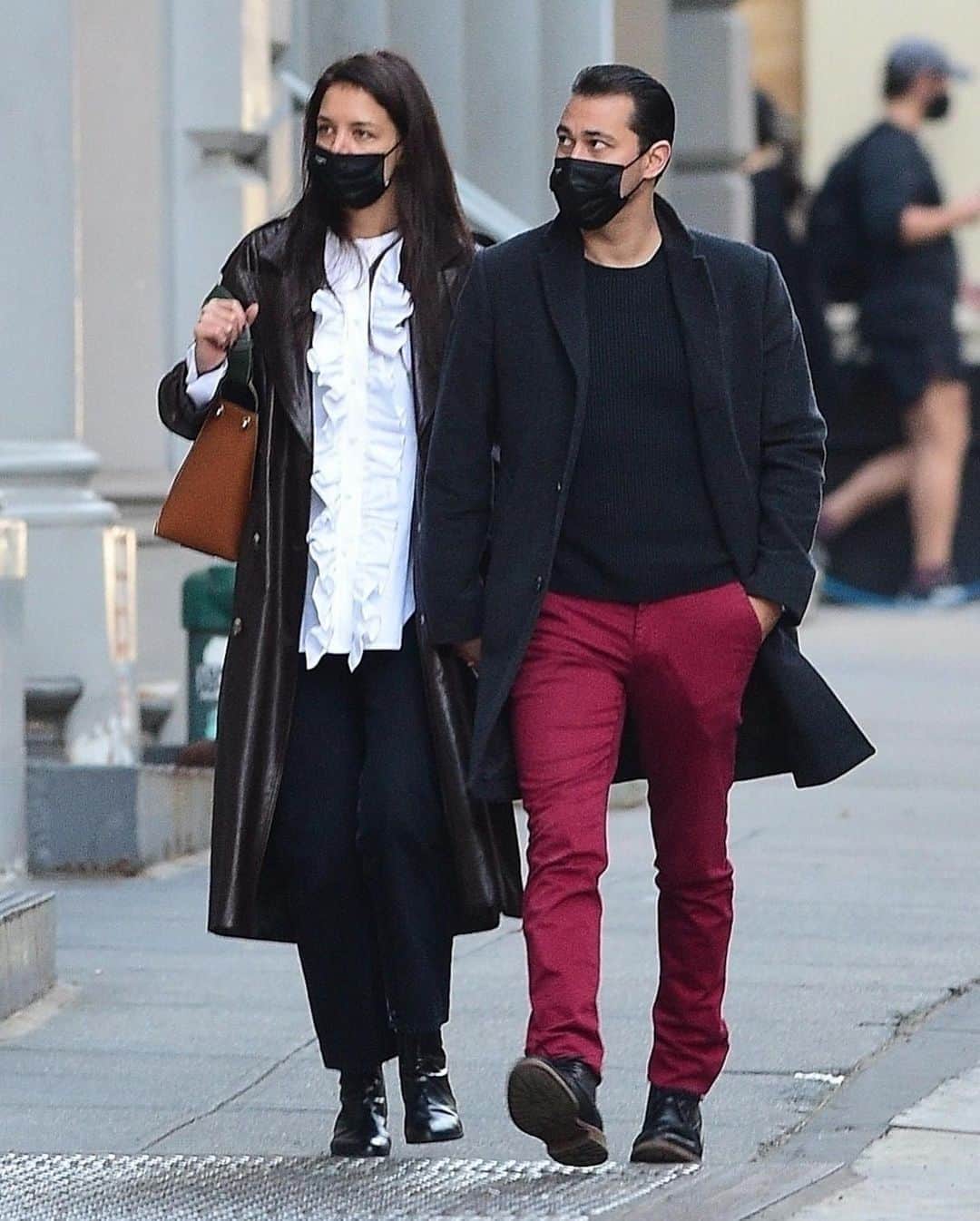 Just Jaredさんのインスタグラム写真 - (Just JaredInstagram)「@katieholmes212 and boyfriend @emiliovitolo were spotted shopping for paint on Thursday in New York City. More photos up on our site right now! #KatieHolmes #EmilioVitoloJr Photos: Backgrid」11月6日 13時47分 - justjared