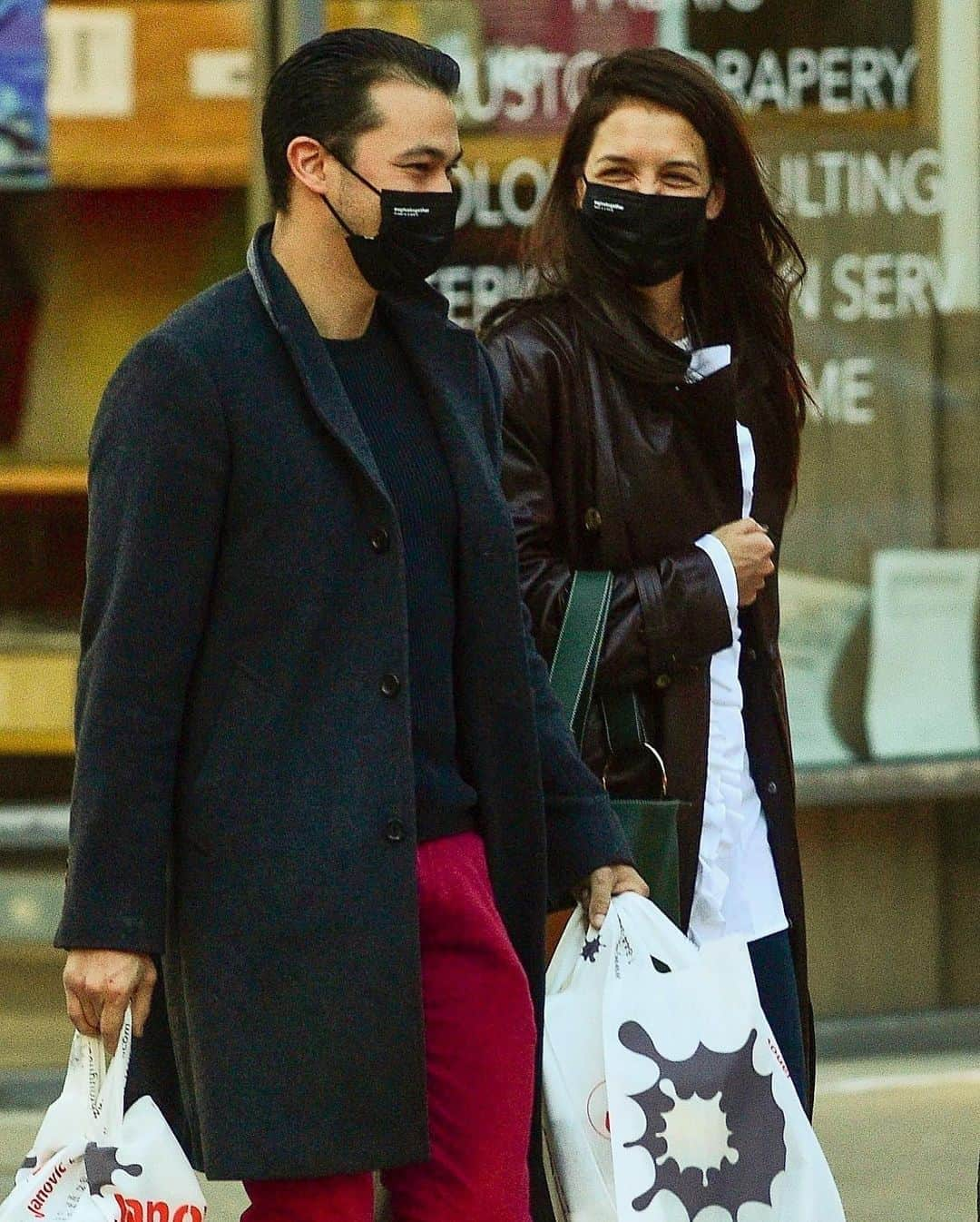 Just Jaredさんのインスタグラム写真 - (Just JaredInstagram)「@katieholmes212 and boyfriend @emiliovitolo were spotted shopping for paint on Thursday in New York City. More photos up on our site right now! #KatieHolmes #EmilioVitoloJr Photos: Backgrid」11月6日 13時47分 - justjared