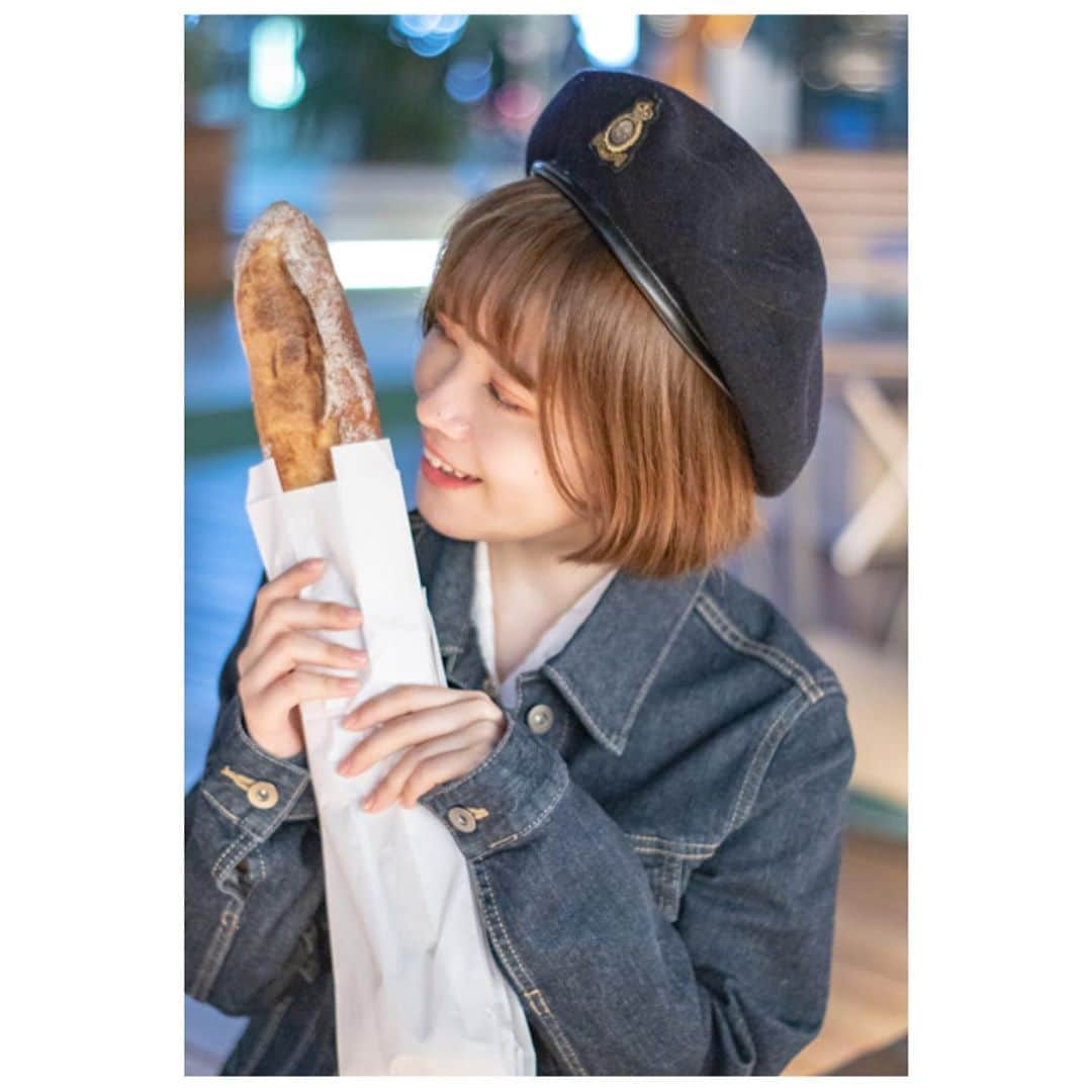 齋藤舞のインスタグラム：「slide▶︎▶︎▶︎🇬🇧🥖 ・ ・ ・  Cap ⁵さんとのコラボ②✨  こちらは【英国女子風】をテーマに コーデしてくださいました♡  Cap ⁵さん天才...(2回目)  ・ ・ ・ ・ ・ この撮影の時、めちゃくちゃお腹空いてたので撮影終わった瞬間フランスパンにかじりつきました🥖  そのあと皆でラーメンも食べましたとさ🍜🍥  ・ ・」