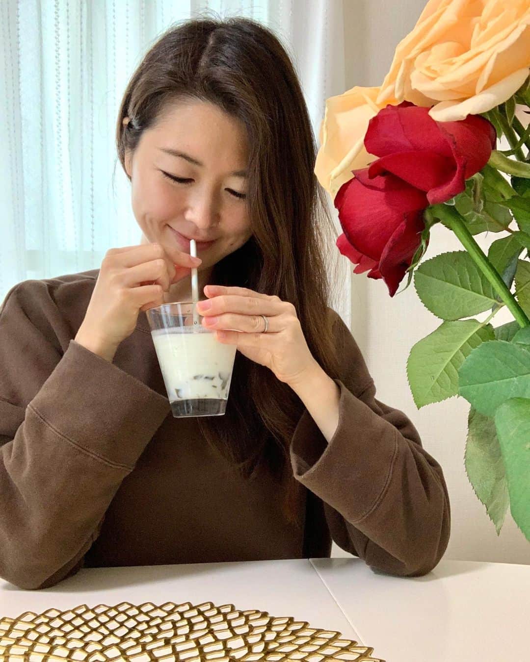 花田浩菜のインスタグラム：「午後の一息🌿 . . 最近もっぱら趣味・健康モードな今日この頃。笑 #腸活 に今大注目中なのですが、青汁は腸活にもお勧めされがちですよね🙆‍♀️ 今回、テレビでもよく拝見させていただいている料理研究家の#リュウジ さん @ryuji_foodlabo のレシピで 提供頂いた#青汁スティクゼリーりんごプラス を使って#タピオカ風青汁ゼリーラッシー 真似っこして作ってみたら超簡単なヘルシーデザートになってくれました❤️ . . ん？青汁どこ？って感じですが、青汁スティクゼリーをチューブから潰しながら入れてるので#タピオカドリンク っぽい見た目に😊！ そのまま食べてもリンゴのシャキシャキ感が美味しいスティックゼリーなので、ラッシーにしたらよりデザートっぽくて子供も美味しく飲めますよ♪ 美味しくて続けられる習慣が健康・美容には1番！だから、こういうレシピすごーくありがたいです😊💕 レシピも貼っておきますね♪ . .  🥂材料 ・青汁スティックゼリー 1本 ・無糖ヨーグルト 100g ・ハチミツ 小さじ2 ・牛乳 100cc  🍹レシピ 1、ボウルに無糖ヨーグルト（100g）を入れて滑らかになるまで混ぜます。 2、①にハチミツ（小さじ2）を加えて混ぜます。 3、牛乳（100CC）を加えて混ぜます。 4、グラスに青汁スティックぜりー（1本）細かくなるようにちぎりながら入れます。 5、グラスに③を注いで完成★ . .  #青汁スティックゼリーりんごプラス #リュウジレシピ #タピオカ風青汁ゼリーラッシー #pr #ヘルシーおやつ #青汁 #青汁レシピ #ダイエット #腸活 #ママ美容 #男の子ママ #女の子ママ #beauty #happy #happydays」