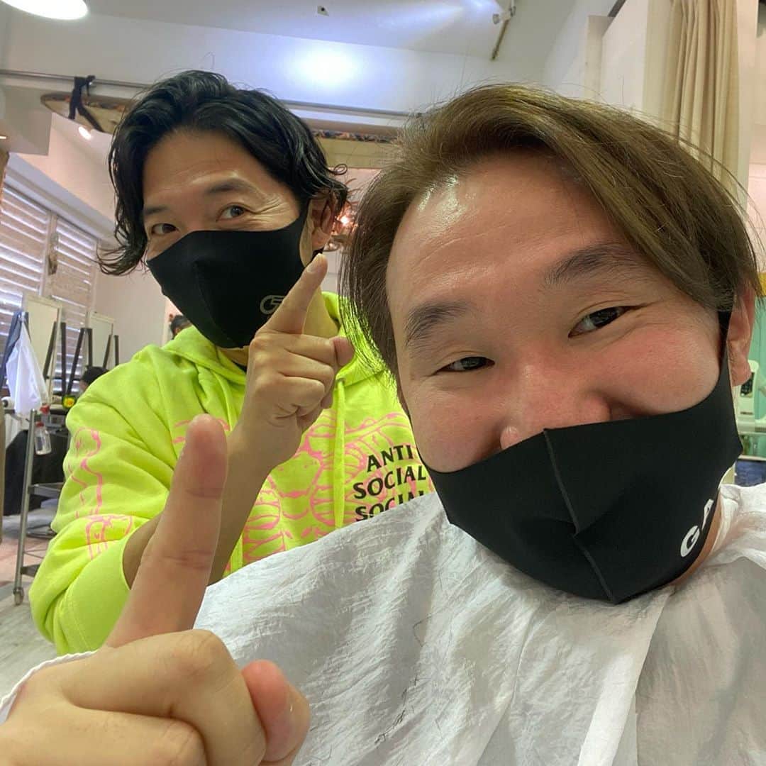 植田朝日のインスタグラム：「🔵🔴﻿ ﻿ ファイナル恒例の青赤ヘアーにする為、美容院の予約してたの忘れてた。。。苦笑﻿ ﻿ 逆に凄く落ち着いた色にしてやったぜ！w﻿ ﻿ 良い人そうでしょ⁉️﻿ ﻿ てか、用意して貰ったのにゴメンなちゃい。。﻿ ﻿ #tokyo12」
