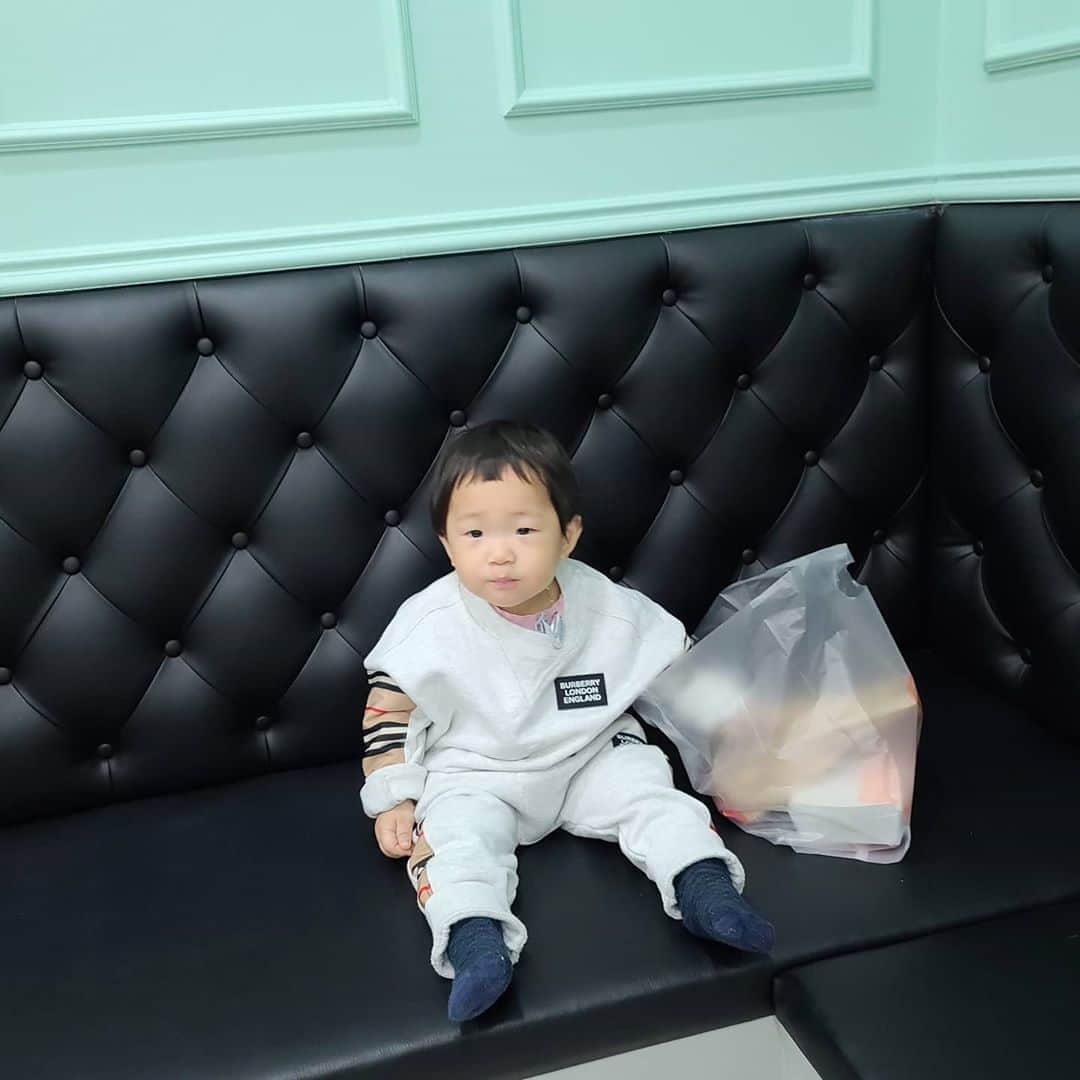 ユ・ハナのインスタグラム：「형아의 감자튀김에  비밀스럽게 손을 대는 동글이  #손은눈보다빠르다」