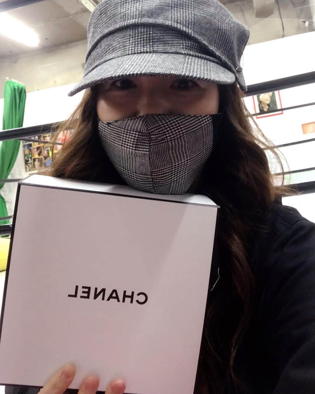 井上貴子のインスタグラム：「明日51歳になります^ ^  LLPW-Xが お世話になっている方から 早めの お誕生日プレゼント頂きました^ ^  CHANELって…  なかなか 手の届かないハイブランド。  手にしても  着こなせるか 使いこなせるか…  それは これまで生きてきた 深さだったり厚みだったり…  相応のバランスが必須。  ハイクラスのブランドを こよなく着こなす方からの プレゼント🎁  きっとアタシも CHANELに負けないと 認めてもらえた♡  という勝手な解釈で  大事に使わせて頂きます。  ありがとうございました♡♡♡  Happyで^ ^  コロナ禍に携わる 全てのお仕事の皆様。  心から 感謝しています。  引き続き油断せず お気をつけて お過ごし下さいませ。  #井上貴子  #LLPWX #女子プロレス #紅緒と柊音 #トイプードル #CHANEL #ハイブランド #相応のバランスとれてるかな？ #YouTubeはじめるそうです #TikTokはじめてみた #Twitterも見てね #感謝 #STOPCOVID19」