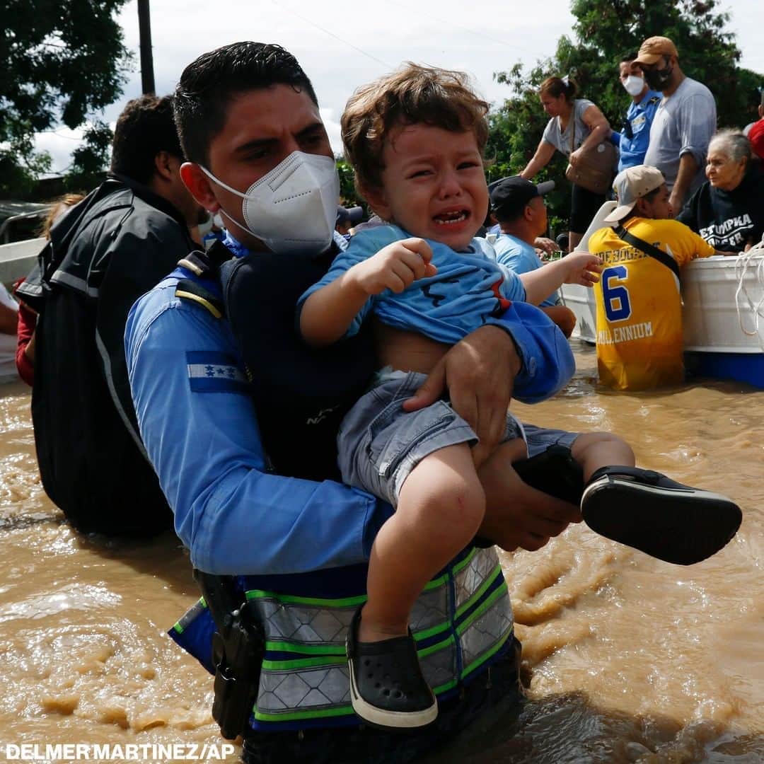 ABC Newsさんのインスタグラム写真 - (ABC NewsInstagram)「A toddler is carried through a flooded street in Honduras amid deadly flooding across Central America caused by the remnants of Hurricane Eta.」11月6日 14時05分 - abcnews