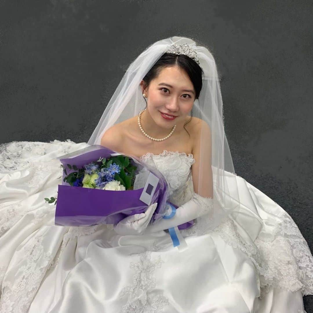 藤戸友香さんのインスタグラム写真 - (藤戸友香Instagram)「応援してくださった皆様へ　 お披露目されてから4ヶ月間沢山の応援本当にありがとうございました。  コロナによって当初予定していた事が出来なくなり、立ち止まっていた最中にミスコンのお誘いを受けました。締め切りの直前まで自分自身がミスコンに出るような女性像ではないことをよく分かっていたのでエントリーする事を悩みました。 しかしこんな状況だからこそコロナを言い訳にうずくまってる自分が情けなくなり、違う形でもいいから前に進まなきゃと思いました。そしてどうせ出るのなら今までのミスコンの固定概念を変えたい！こんな私でもミスコンには出れるということを伝えたい！そういう思いでエントリーする事を決意しました。  始まって早々ミスコン活動が思っているた以上に大変なものだと思い知らされました。途中、何度も流されそうになり、自分を見失いそうになったり、ただの自己満足で無かったのかと思い悩む中フィナーレ当日を迎えました。 全てが終わった後、携帯を開いたら数えきれないほどのメッセージが来ていて 「お披露目からフィナーレまで自分らしさを貫き通しててカッコ良かった。」 「投稿一つ一つこだわっていて沢山の努力をしてるのが伝わった。」 「ゆうかのような系統がミスコンに出てるの陰ながら応援してた！ミスコンのイメージが変わった。」 と書いてあり、私はその言葉に本当に救われました。 張り詰めた糸が切れずっと涙が止まりませんでした。 コンテストの結果としては、皆様に恩を返すことはできませんでしたが、 この経験を糧に今後も自分らしく頑張っていきたいと思います。これからも見守ってくださると嬉しいです！  最後になりましたが、 私が自分らしさを忘れずに最後まで活動出来たのは、これまで応援し続けてくれたファンの皆様、友達、ずっと側で見守ってくれた家族、この4カ月間支え合ってきたミスのみんな、フィナーレを無事に迎えれる為に裏で私以上に頑張ってくれた広研のみんなが居てくれたからです。 本当にありがとうございました！  藤戸友香」11月6日 14時25分 - yuukafujito