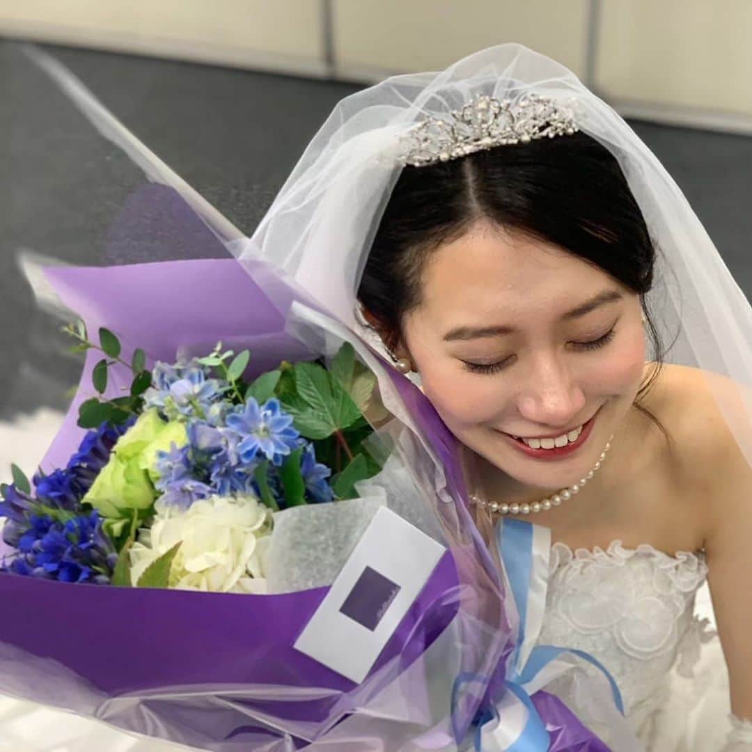 藤戸友香さんのインスタグラム写真 - (藤戸友香Instagram)「応援してくださった皆様へ　 お披露目されてから4ヶ月間沢山の応援本当にありがとうございました。  コロナによって当初予定していた事が出来なくなり、立ち止まっていた最中にミスコンのお誘いを受けました。締め切りの直前まで自分自身がミスコンに出るような女性像ではないことをよく分かっていたのでエントリーする事を悩みました。 しかしこんな状況だからこそコロナを言い訳にうずくまってる自分が情けなくなり、違う形でもいいから前に進まなきゃと思いました。そしてどうせ出るのなら今までのミスコンの固定概念を変えたい！こんな私でもミスコンには出れるということを伝えたい！そういう思いでエントリーする事を決意しました。  始まって早々ミスコン活動が思っているた以上に大変なものだと思い知らされました。途中、何度も流されそうになり、自分を見失いそうになったり、ただの自己満足で無かったのかと思い悩む中フィナーレ当日を迎えました。 全てが終わった後、携帯を開いたら数えきれないほどのメッセージが来ていて 「お披露目からフィナーレまで自分らしさを貫き通しててカッコ良かった。」 「投稿一つ一つこだわっていて沢山の努力をしてるのが伝わった。」 「ゆうかのような系統がミスコンに出てるの陰ながら応援してた！ミスコンのイメージが変わった。」 と書いてあり、私はその言葉に本当に救われました。 張り詰めた糸が切れずっと涙が止まりませんでした。 コンテストの結果としては、皆様に恩を返すことはできませんでしたが、 この経験を糧に今後も自分らしく頑張っていきたいと思います。これからも見守ってくださると嬉しいです！  最後になりましたが、 私が自分らしさを忘れずに最後まで活動出来たのは、これまで応援し続けてくれたファンの皆様、友達、ずっと側で見守ってくれた家族、この4カ月間支え合ってきたミスのみんな、フィナーレを無事に迎えれる為に裏で私以上に頑張ってくれた広研のみんなが居てくれたからです。 本当にありがとうございました！  藤戸友香」11月6日 14時25分 - yuukafujito