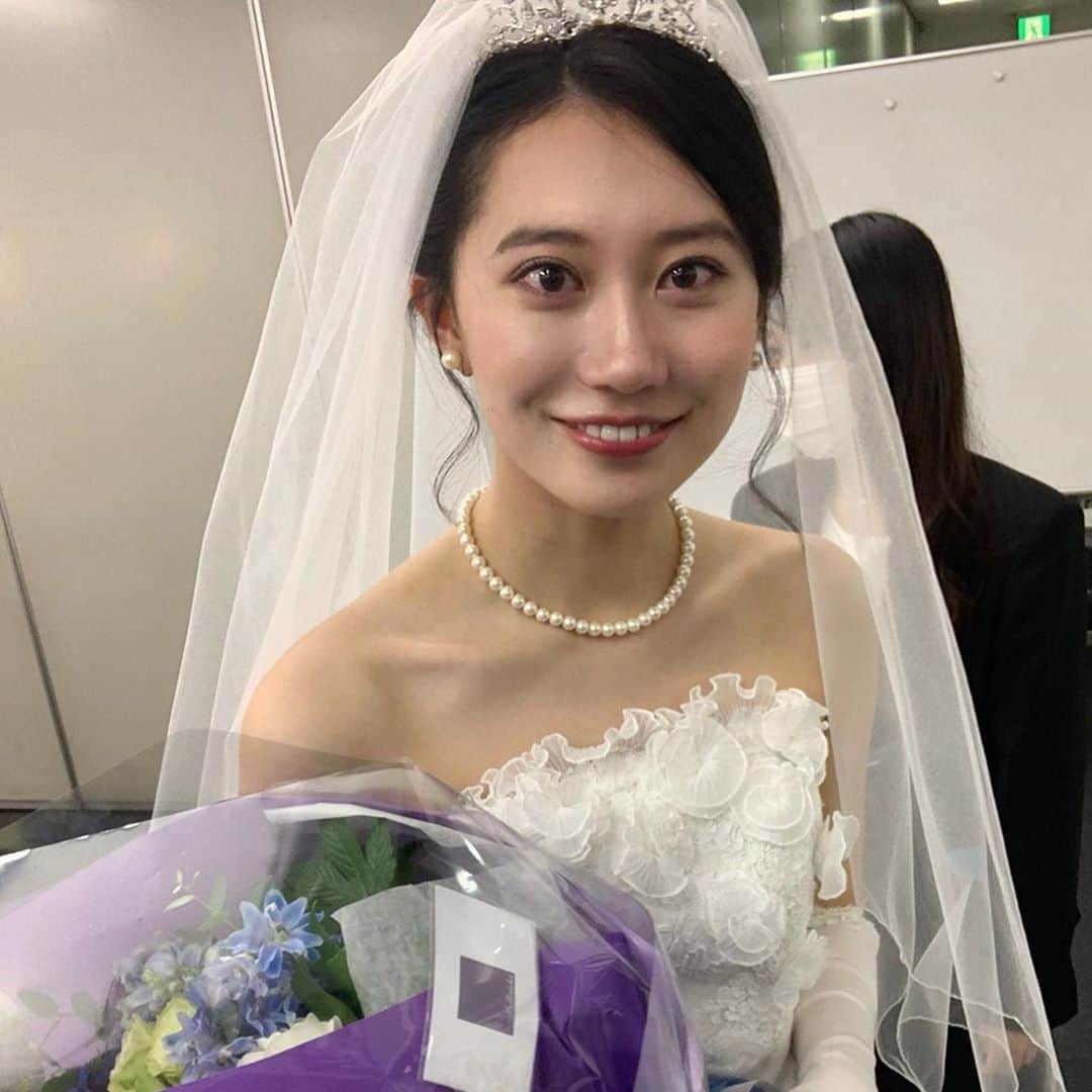 藤戸友香さんのインスタグラム写真 - (藤戸友香Instagram)「応援してくださった皆様へ　 お披露目されてから4ヶ月間沢山の応援本当にありがとうございました。  コロナによって当初予定していた事が出来なくなり、立ち止まっていた最中にミスコンのお誘いを受けました。締め切りの直前まで自分自身がミスコンに出るような女性像ではないことをよく分かっていたのでエントリーする事を悩みました。 しかしこんな状況だからこそコロナを言い訳にうずくまってる自分が情けなくなり、違う形でもいいから前に進まなきゃと思いました。そしてどうせ出るのなら今までのミスコンの固定概念を変えたい！こんな私でもミスコンには出れるということを伝えたい！そういう思いでエントリーする事を決意しました。  始まって早々ミスコン活動が思っているた以上に大変なものだと思い知らされました。途中、何度も流されそうになり、自分を見失いそうになったり、ただの自己満足で無かったのかと思い悩む中フィナーレ当日を迎えました。 全てが終わった後、携帯を開いたら数えきれないほどのメッセージが来ていて 「お披露目からフィナーレまで自分らしさを貫き通しててカッコ良かった。」 「投稿一つ一つこだわっていて沢山の努力をしてるのが伝わった。」 「ゆうかのような系統がミスコンに出てるの陰ながら応援してた！ミスコンのイメージが変わった。」 と書いてあり、私はその言葉に本当に救われました。 張り詰めた糸が切れずっと涙が止まりませんでした。 コンテストの結果としては、皆様に恩を返すことはできませんでしたが、 この経験を糧に今後も自分らしく頑張っていきたいと思います。これからも見守ってくださると嬉しいです！  最後になりましたが、 私が自分らしさを忘れずに最後まで活動出来たのは、これまで応援し続けてくれたファンの皆様、友達、ずっと側で見守ってくれた家族、この4カ月間支え合ってきたミスのみんな、フィナーレを無事に迎えれる為に裏で私以上に頑張ってくれた広研のみんなが居てくれたからです。 本当にありがとうございました！  藤戸友香」11月6日 14時25分 - yuukafujito