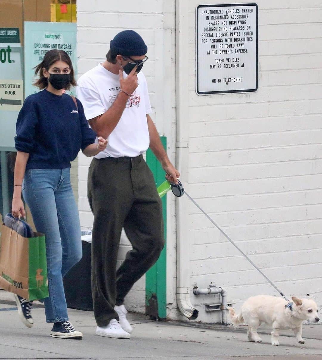 Just Jaredさんのインスタグラム写真 - (Just JaredInstagram)「@kaiagerber and @jacobelordi take her cute pup Milo to get some supplies at a local dog store. #KaiaGerber #JacobElordi Photos: Backgrid」11月6日 14時19分 - justjared
