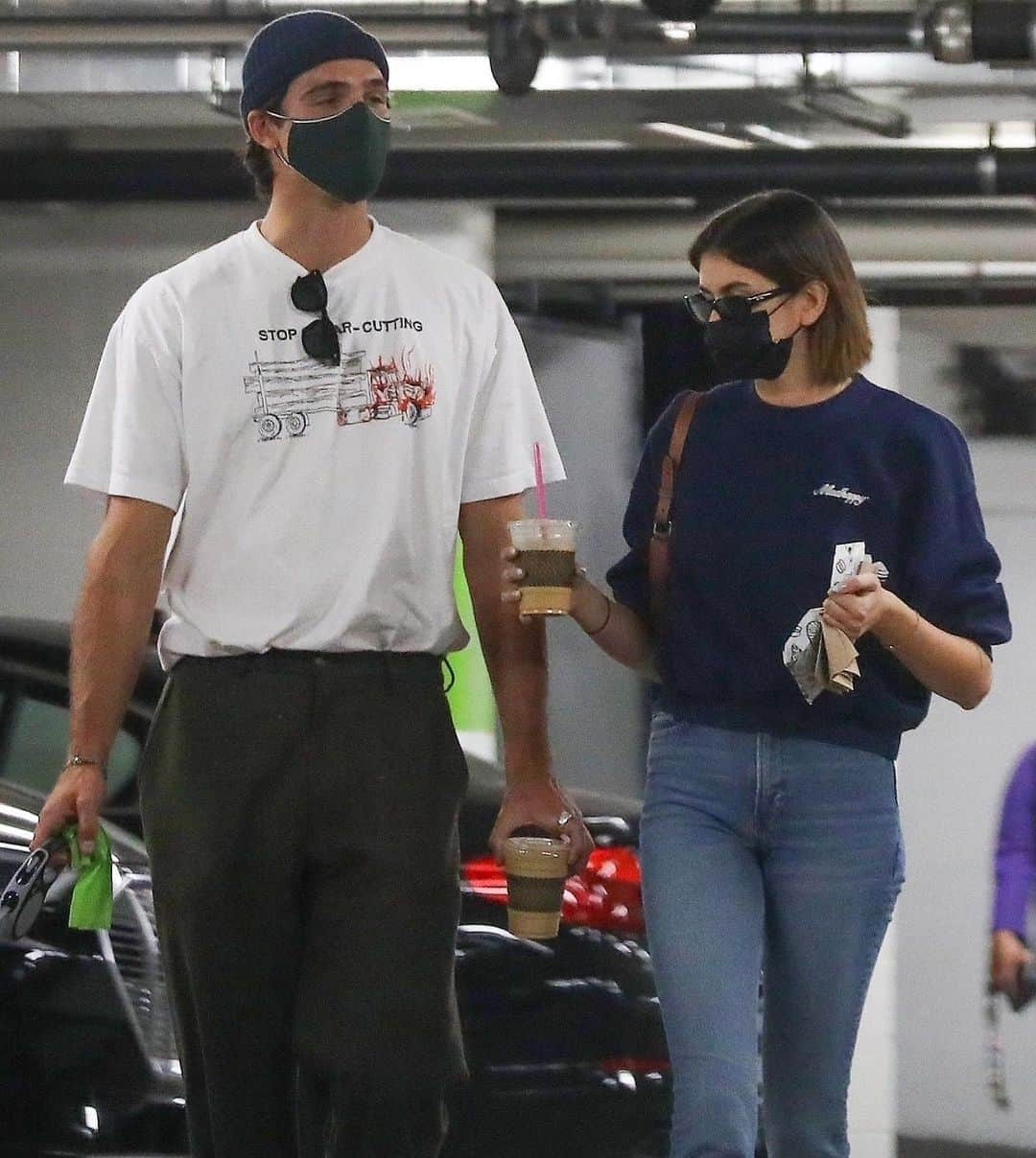 Just Jaredさんのインスタグラム写真 - (Just JaredInstagram)「@kaiagerber and @jacobelordi take her cute pup Milo to get some supplies at a local dog store. #KaiaGerber #JacobElordi Photos: Backgrid」11月6日 14時19分 - justjared