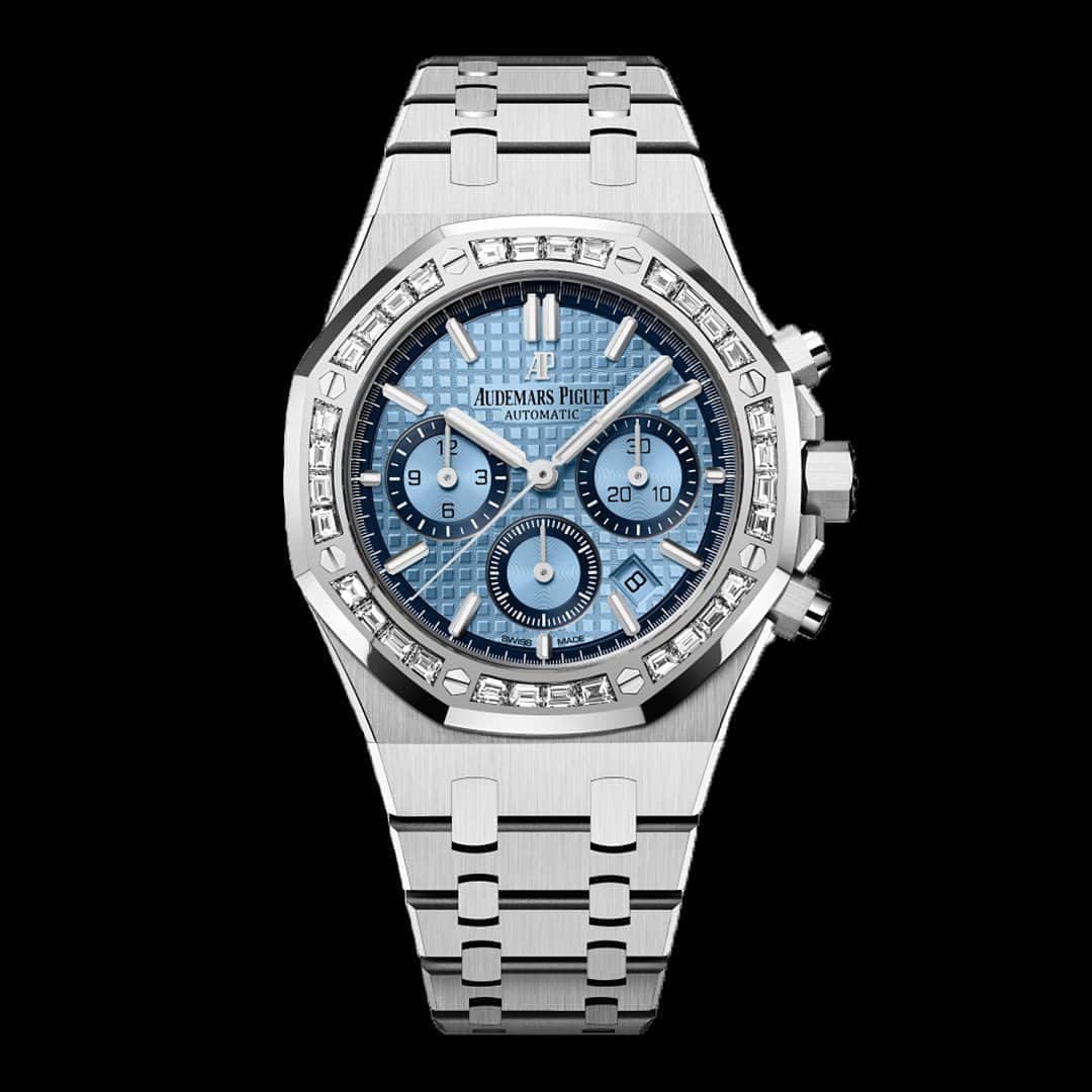 HYPEBEASTさんのインスタグラム写真 - (HYPEBEASTInstagram)「@hypebeaststyle: @audemarspiguet has now added diamonds to its already-limited edition 18k white gold Royal Oak Chronograph. Featuring the same design with an 18k white gold case, the brand’s signature octagonal bezel has been adorned with baguette-cut diamonds, creating an even more luxurious offering. Within the bezel sits a light blue “Grande Tapisserie” dial holding three subdials at 3, 6, and 9 o’clock, while a date indicator is tucked neatly between 4 and 5 o’clock. It’ll be exclusive to the company’s boutiques in Hong Kong and limited to just 10 pieces.⁠⠀ Photo: Audemars Piguet」11月6日 14時22分 - hypebeast