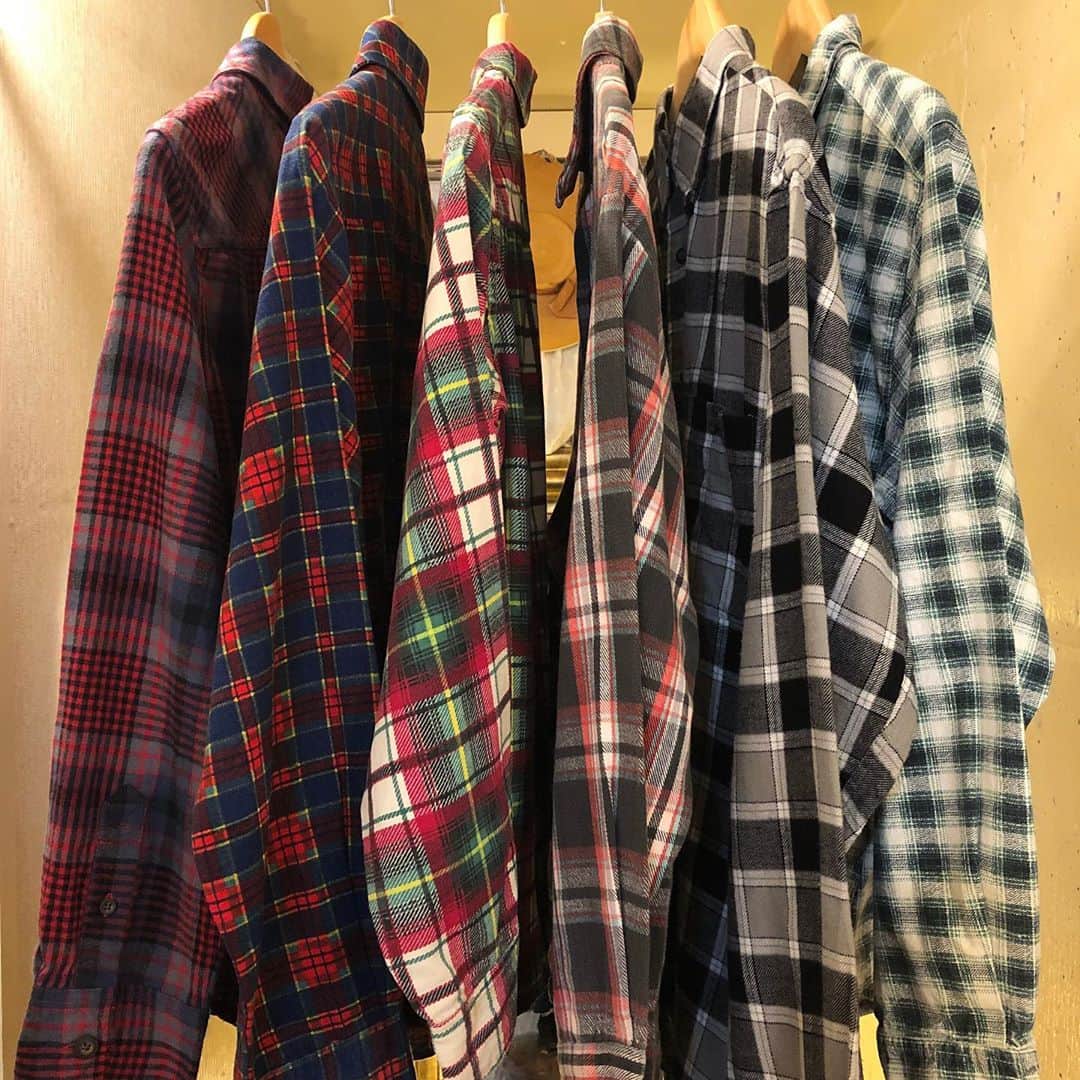 NUTTY Vintage&Collectibleのインスタグラム：「🍃RECOMMEND ITEM🍃  ☑︎old~vtg check cotton flannel shirts  ふわっとした毛羽立ちが特徴的な＜ネルシャツ＞ 多数入荷いたしました。 柄合いや色合いは様々、秋の定番ながら 個性溢れるアイテムです＊  'BIG MAC'や'ARROW'のものもございますよ💘  是非ご自分だけの特別なネルシャツを 見つけにいらしてくださいね。  💌DMよりお問い合わせ/通販承っております💌  ------------------------------------ 🛍NUTTY通販について🛍 ------------------------------------- ＜ONLINE STORE＞ VINTAGE▶︎http://nutty.theshop.jp/ USED SELECT▶︎https://nuttyselect.official.ec/ （プロフィールページURLよりjump🕊） ㅤㅤㅤㅤㅤㅤㅤㅤㅤㅤㅤㅤㅤ ＜VIDEO CHAT SHOPPING＞ テレビ電話をお繋ぎして、リアルタイムでご案内いたします。詳細は過去の投稿をご覧ください。」