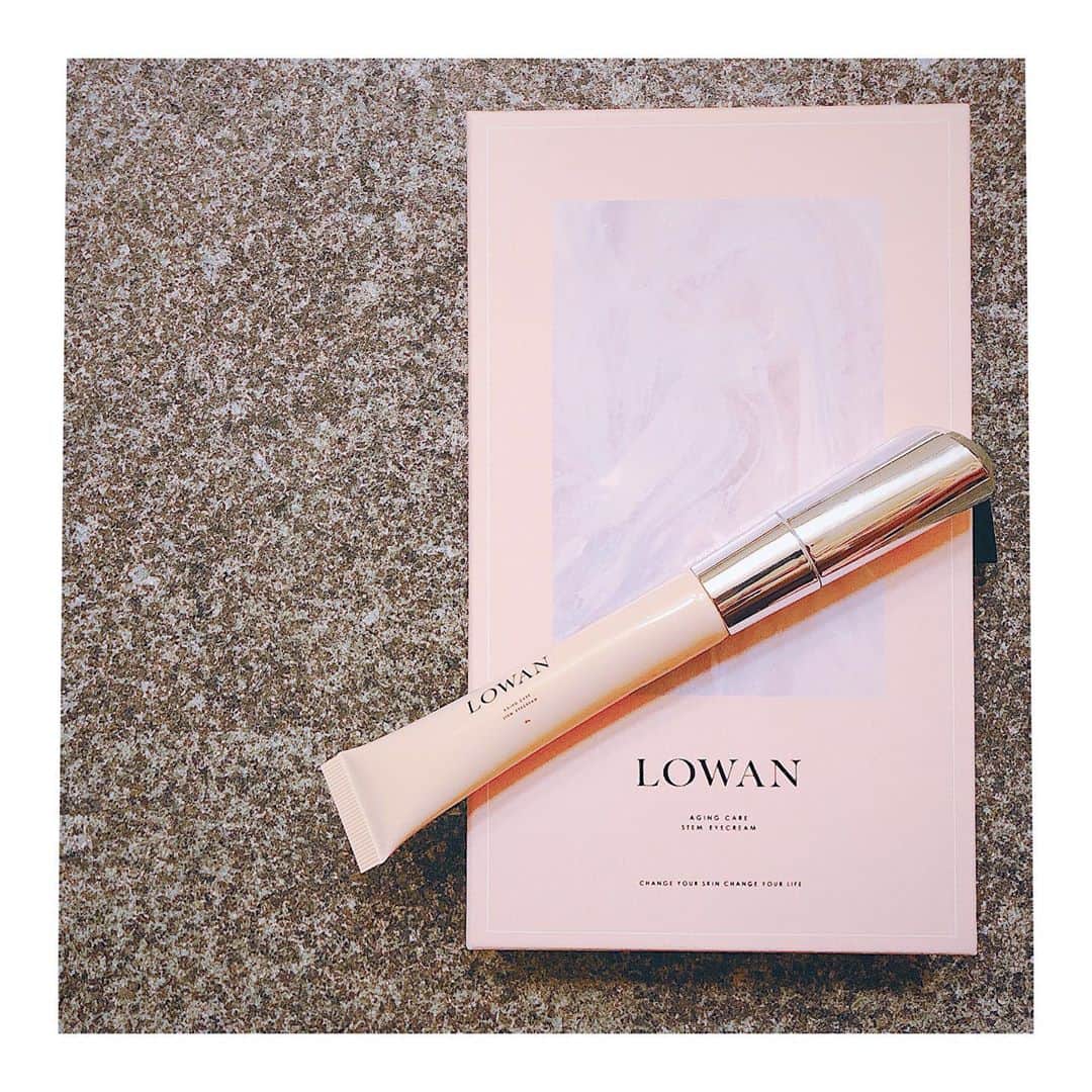 RisaWisteriaのインスタグラム：「美容関連が続いてるから続けてこちら🥰 . Sold outでゲット出来なかったlowanのアイクリーム✨✨ . やっと使えたー💗 . ヒト幹細胞培養液たっぷりのクリームはもちろん素晴らしいんだけど、 このチューブの先っちょが軽く肌に触れると振動して、肌の深部まで美容成分を叩き入れてる感じがする✨ . 擦らない程度にマッサージするのが気持ち良過ぎて感動😫🥺 . #lowanアイクリーム #ロワンアイクリーム #beauty#cosmetics」