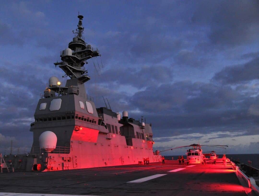 海上自衛隊さんのインスタグラム写真 - (海上自衛隊Instagram)「夜間に作業等を行うときには、暗い状態に慣れるため、赤い照明灯を使います。  #海上自衛隊 #護衛艦 #赤い光 #ムーディー #red #night」11月6日 14時39分 - jmsdf_pr