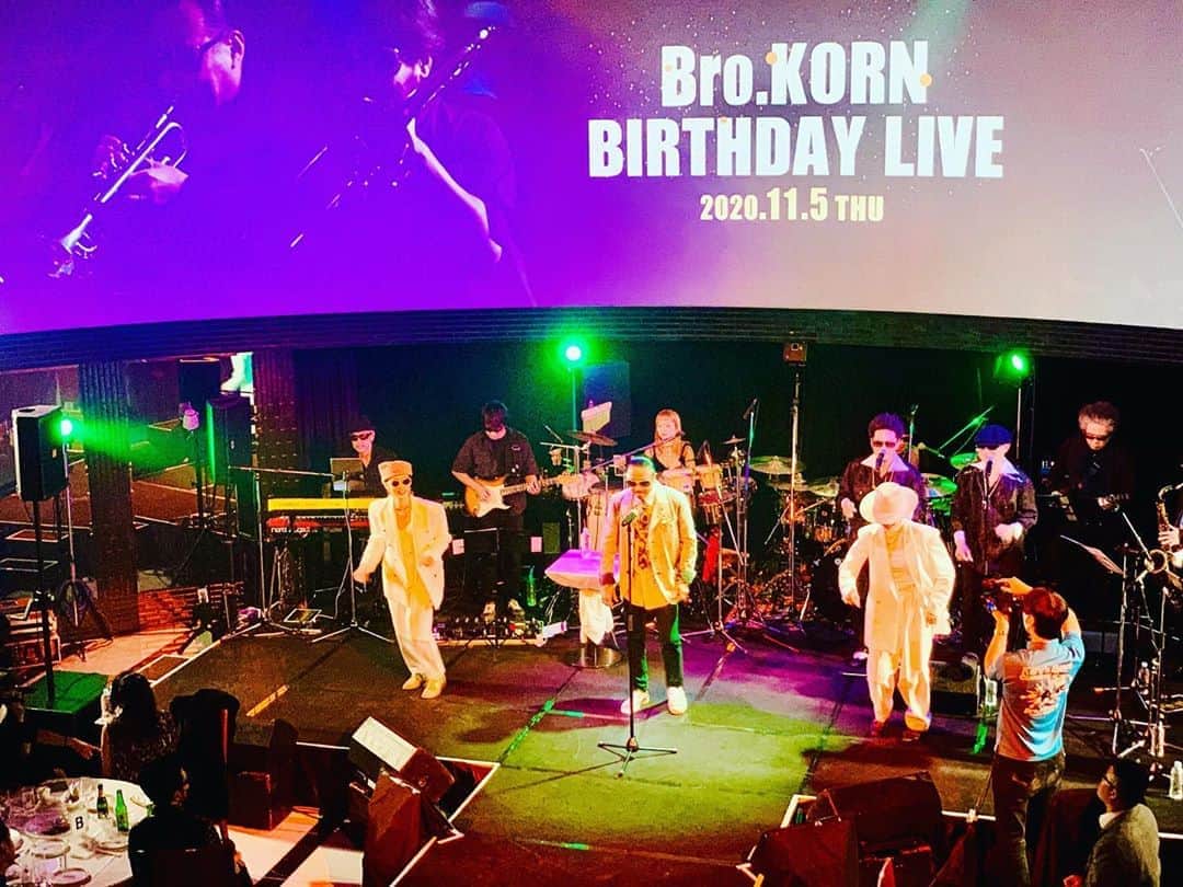 黒田アーサーのインスタグラム：「昨日11月5日はKORN兄貴65歳のバースデーライブでした‼️💕😊今年は新型コロナ感染予防対策を完璧にしてのライブ！お客様もいつも半分くらいで着席でのライブです😉👍それでも盛り上がりは例年と全く変わらずめちゃくちゃ楽しかったです😊✌️✨ KORN兄貴お誕生日おめでとうございます💕‼️🎉㊗️ #ブラザーkorn兄貴  #バースデーライブ2020  #65歳 #いつまでもカッコイイ✨  #ボウリング仲間  #ボウリング業界盛り上げましょう！」
