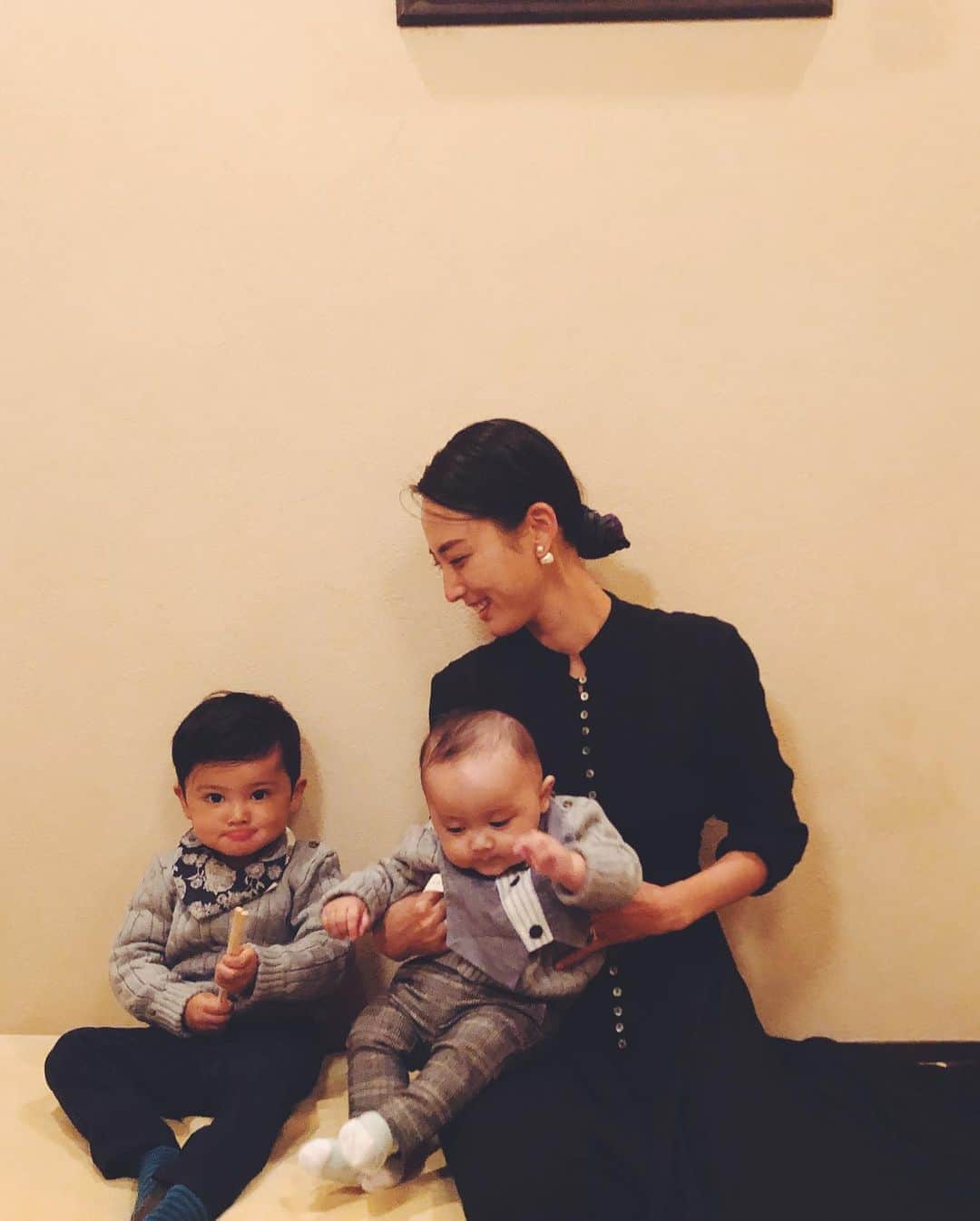 尾形沙耶香さんのインスタグラム写真 - (尾形沙耶香Instagram)「#happymomlife 👩‍👦‍👦  #ジョージとkenzoと私」11月6日 14時46分 - sayakaogata