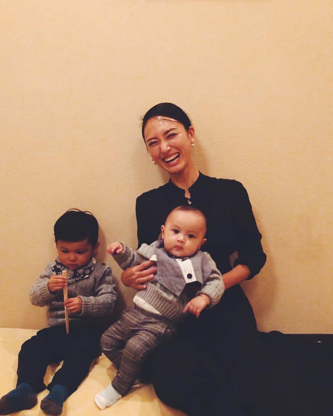 尾形沙耶香さんのインスタグラム写真 - (尾形沙耶香Instagram)「#happymomlife 👩‍👦‍👦  #ジョージとkenzoと私」11月6日 14時46分 - sayakaogata
