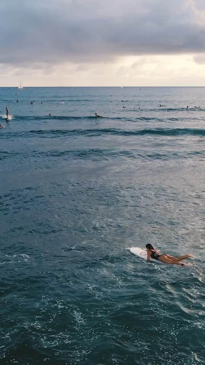 エビアン・クーのインスタグラム：「Again those last min sessions, it is always so much fun. When you haven’t gone in the water for a while you start to miss it even though for us it’s just there 🤦🏻‍♀️ I always hate myself for that, not making the time to be in the water. This evening wore my @shop_ila_swim @livehayn @sigonsmith swim collab suits they are amazing in the water can’t wait for you guys to see it! It sticks on you, promise it doesn’t come off lol  Lastly thanks for this fun vid 🎥 @mattaleong   本当にプランなしで最後の最後に行こうってなったサーフィンっていつも楽しんだよね。ずっと3週間海行ってなくてやっと行けて本当に嬉しい❗️着てる水着これから発売もするよー詳しく教えるね。水にも強いサーフィンしてもとれない。波に乗ると本当に全部裸になる時があるから女の子その気持ちわかるよね？」