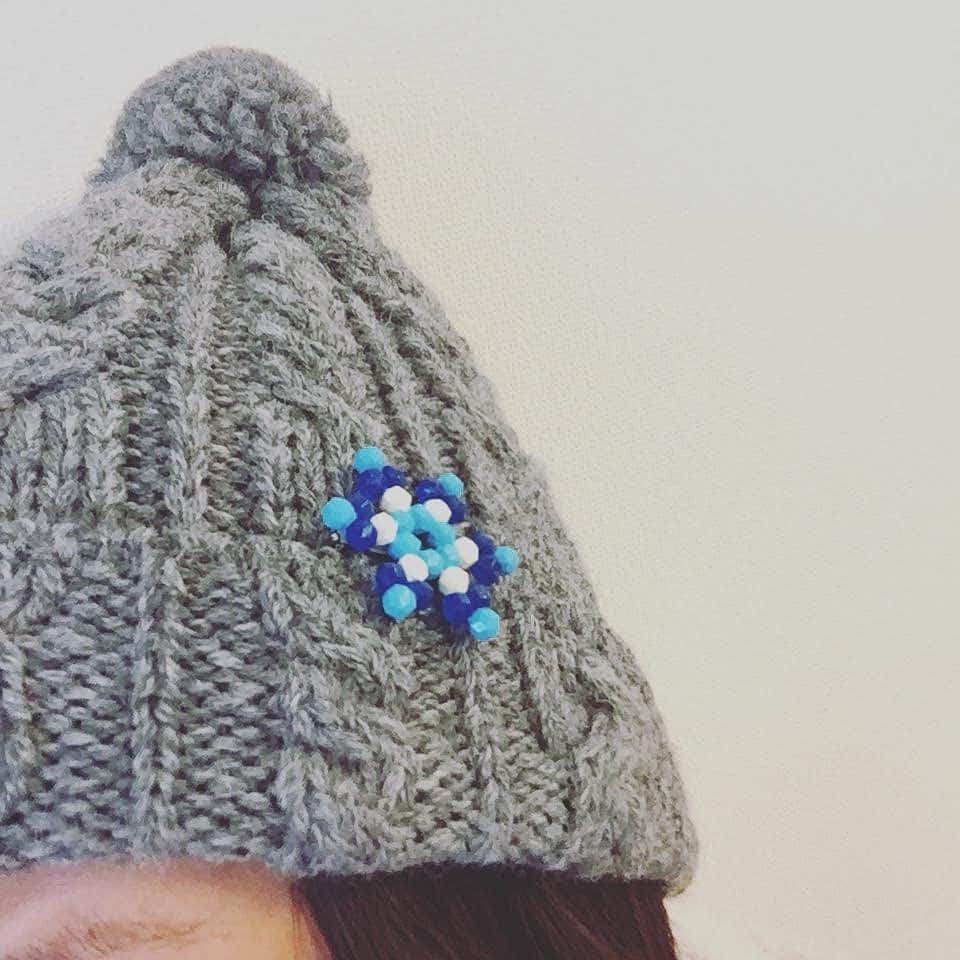 アクアビーズ公式さんのインスタグラム写真 - (アクアビーズ公式Instagram)「朝晩冷える日も増えてきましたね❄️ そろそろ被りたいニット帽にアクアビーズの作品を付けても可愛いですよ✨ . 雪の結晶のアクアビーズが作れるイラストシートは、アクアビーズ公式ウェブサイトからダウンロードできます♪ . #アクアビーズ #aquabeads #ビーズ #beads #アクアビーズアレンジ #ニット帽 #冬 #帽子アレンジ」11月6日 14時48分 - epoch1958_jp