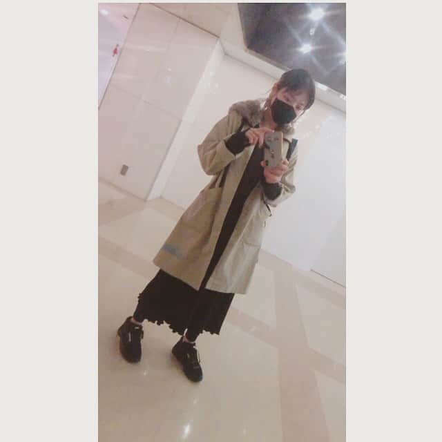 のインスタグラム：「ある日の🥼🤍 . この日はクール目に😎✨ ALLALOUNDのコートは少し大きめなので袖をまくったらごっつええ感じになりました👍🏻 . jacket @t2zee  tops @guri.tokyo.japan  skirt 古着 shoes @camper_japan  bag @marte_vintage  . #ootd #ootdfashion  #ootd4nylonjp #fashion #allaround_jp #guri #camper #cool #ごっつええ感じ」