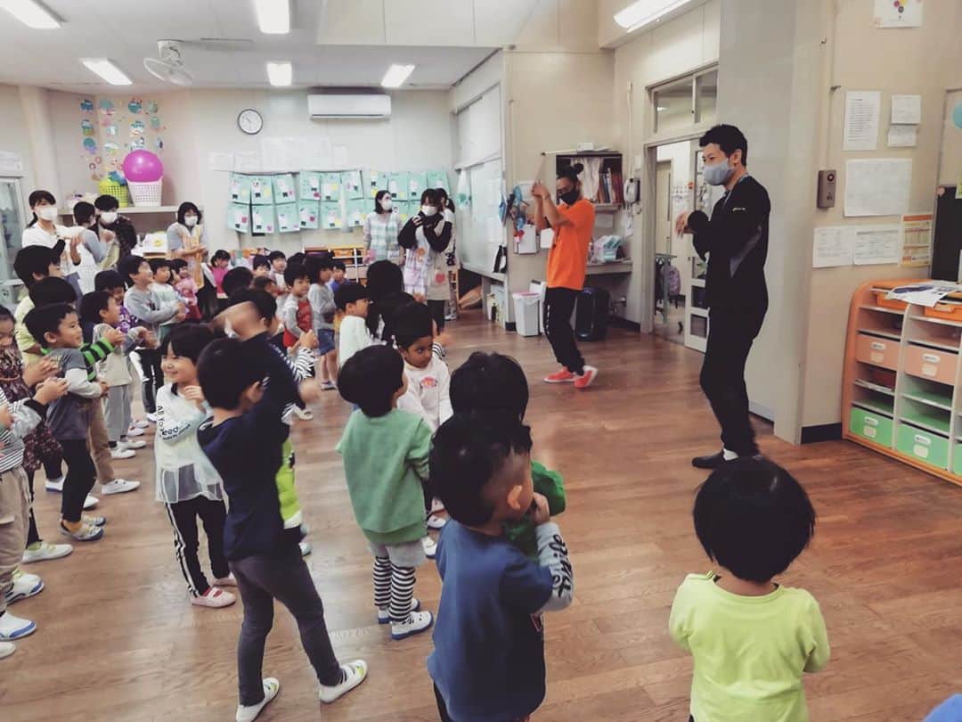 DRI-Vさんのインスタグラム写真 - (DRI-VInstagram)「先日、神奈川県横浜市にある保育園 『ナーサリーつるみ』さんへ リズム感と運動神経を育てるダンス体操（DRI-Vダンス体操）の レッスンをしに行って来ました！ こども達の真剣な眼差しや、楽しんで身体を動かしている姿を見て、とても嬉しく思いました。 先生達のご協力のもと、沢山の笑顔が溢れ園児達と楽しい時間を過ごす事ができました！ そして元気いっぱいのパワーも頂きました！ 最後の金メダル🥇嬉しかったです！ ありがとうございました😁  全国でDRI-Vダンス体操を拡げていきたい！！ DRI-Vダンス体操を取り入れたい園や団体を募集します！ どうぞお気軽にお声掛けください。  #ダンス体操　#drivダンス体操　#キッズ #コーディネーショントレーニング @enlightens_official」11月6日 14時56分 - dri_v_dance