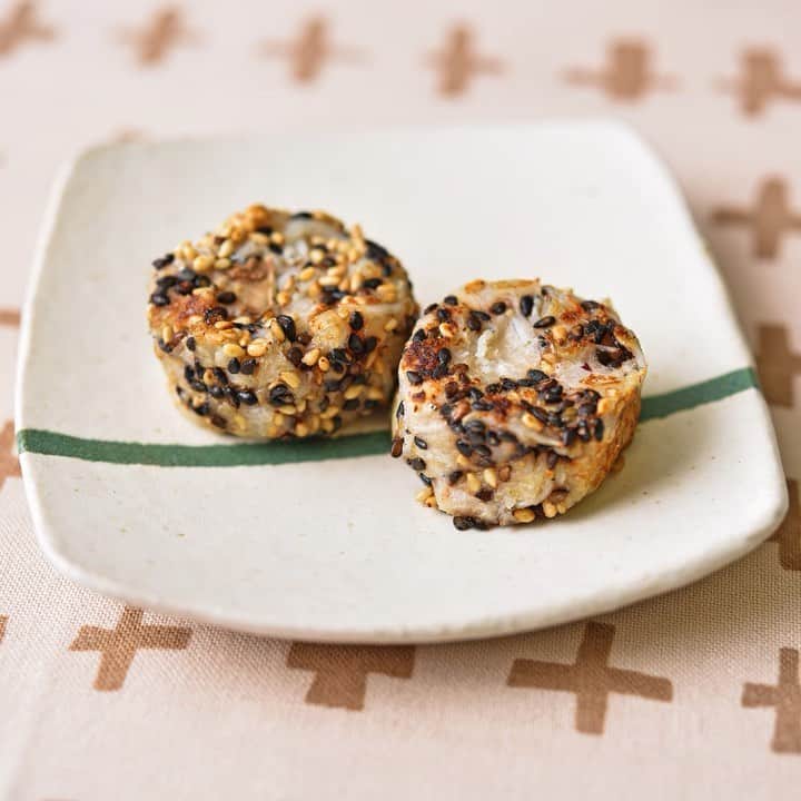 HAPIKU HAPIKU（ハピク）のインスタグラム：「★新着レシピ★ 噛むたびにプチプチとしたごまの食感が楽しい、平べったい形のお団子です。 2種類のごまを混ぜることで、地味になりがちな里いもの色を鮮やかに飾ってくれますよ。 ほっくりとした食感に、心もお腹も満たされること間違いなし！ ============================= 香ばしい♪ごまの香りが食欲をそそる【里芋とじゃこのごま団子】 https://shoku.hapiku.com/recipe_idea/baby/0574/ レシピなど詳細はプロフィールのリンク（公式WEBサイト）でも見ることができますよ！ ============================== #HAPIKU #HAPIKUレシピ #保育園給食のHAPIKU #保育園給食メニュー #保育園給食レシピ #食育のHAPIKU #乳幼児の食情報 #乳幼児のごはん #保育園 #保育園給食 #保育園おやつ #保育園弁当 #保育園栄養士 #食育 #子育て #こどもごはん #こどものおやつ #こどものいる暮らし #新米ママ #幼児食レシピ #幼児食 #秋レシピ #里芋レシピ #里芋とじゃこのごま団子 #ごま団子 #おやつレシピ #しらすレシピ」