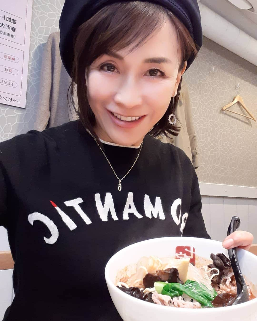 Micaco（ミカコ）のインスタグラム：「今日のお昼は薬膳スープ春雨😍 自分で好きな具を選べ、麺は春雨だからとってもヘルシー。 辛さも選べ、通常2がおすすめとあったけど、2でもかなり辛い😱 この時期、身体も暖まるからおすすめ❤️  #マーラータン #ヘルシーメニュー #美肌メニュー #辛い #飯田橋 #七宝 #ヘルシーランチ #春雨料理」