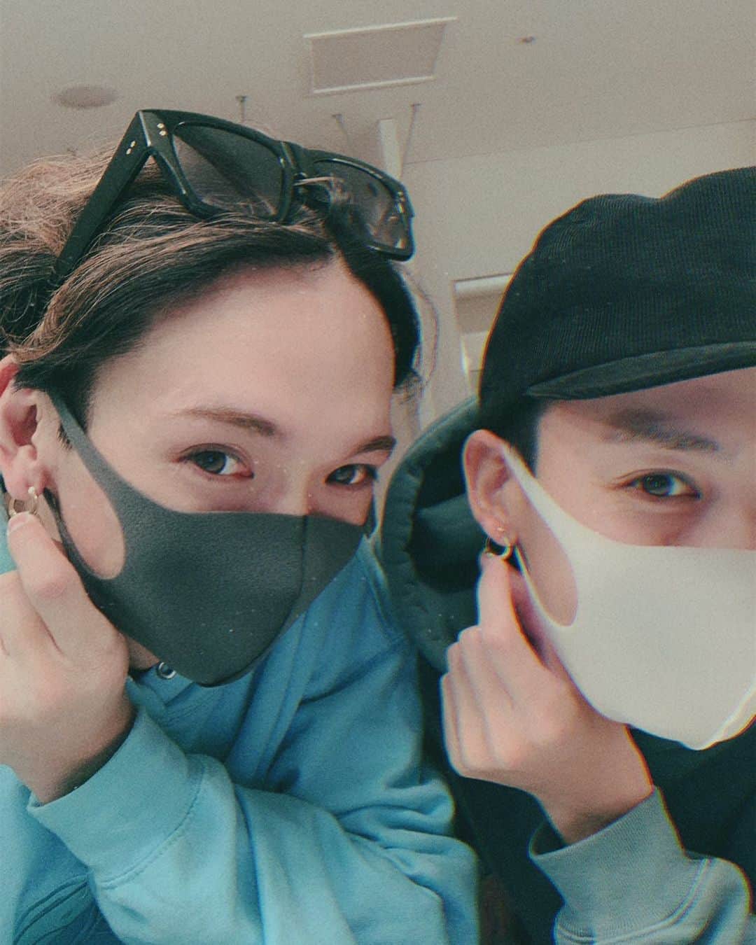小野健斗のインスタグラム：「はるちゃんとお揃いのピアス😂 ゴールドにはまってしまった🥺  #sympathyofsoul #gold」