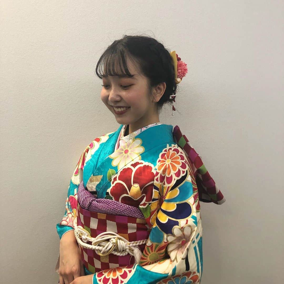 竹村夏音のインスタグラム：「1日目のファッションショーで着用した振袖は、オンディーヌ町田店様からお借りしました👘♡  髪飾りも可愛くて、とりあえず全部可愛かったんです🤦🏼‍♀️  ありがとうございました😌🤍  #オンディーヌ町田店」