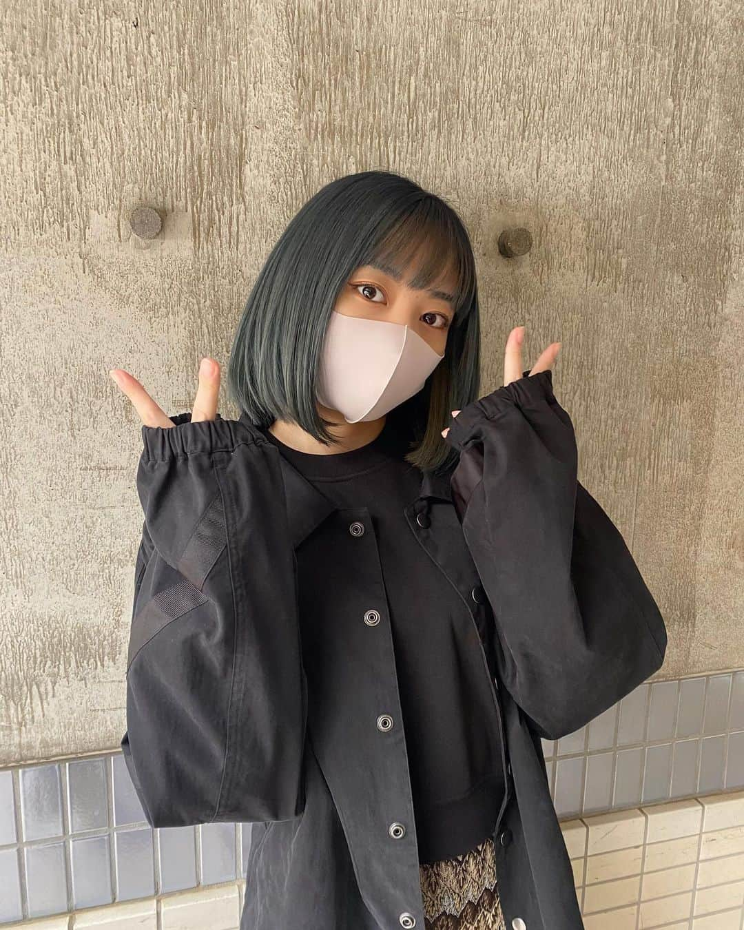 MIMORIさんのインスタグラム写真 - (MIMORIInstagram)「内巻きボブ👩  #hairstyle #haircolor #bulehair  #派手髪#ヘアカラー#ブルー#青髪 #ボブ　#ミディアムヘア #ミディアムボブ  #japan#japanesegirl #girl #naturalmakeup #ナチュラルメイク」11月6日 15時12分 - mimorimorimorikolme