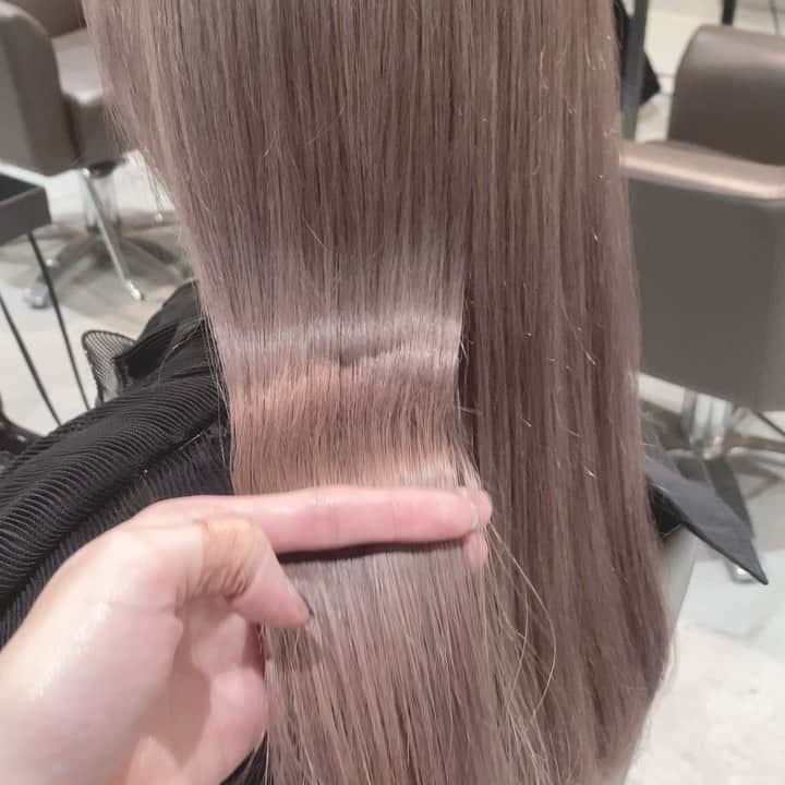 Beleza_official_instagramのインスタグラム：「ハイブリーチで作るミルクティーグレージュ♡ .  ブリーチは誰に任せるかで仕上がりが全く違います。 .  絶対に失敗したくない方は是非指名予約をおすすめします！！ . 僕だけのオリジナルレシピとマル秘テクニックで艶々サラサラハイトーンにします！！」