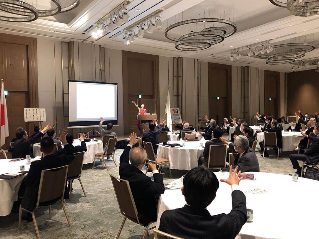 間々田佳子のインスタグラム：「経営者の皆さまに！  表情大事！ ビジネスに使える 表情筋トレーニング  今週は緊張続き…😵💦  #間々田佳子 #コアフェイストレーニング  #講演」
