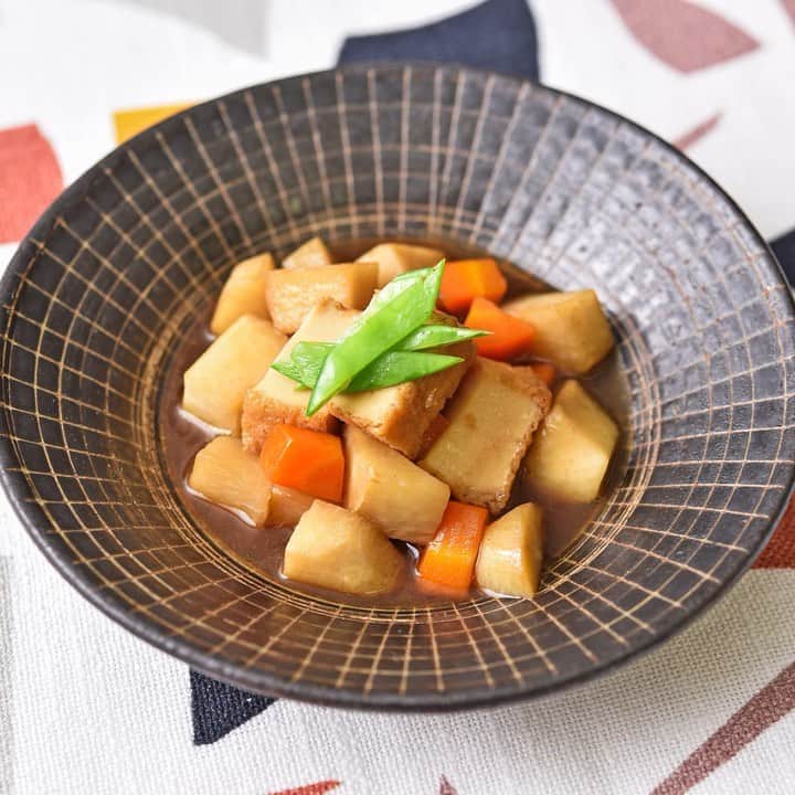 HAPIKU HAPIKU（ハピク）のインスタグラム：「★新着レシピ★ 野菜を炒めてから作る煮物は、油のコクが加わって満足感の高い一品に！ 甘しょっぱい煮汁で、ごはんも進みますよ。 蒸発してしまうので、煮汁の残りの量に応じて味付けを調整してくださいね。 ============================= ひと手間加えた煮物で美味しさアップ♪【里いもと厚揚げの煮物】 https://shoku.hapiku.com/recipe_idea/baby/0573/ レシピなど詳細はプロフィールのリンク（公式WEBサイト）でも見ることができますよ！ ============================== #HAPIKU #HAPIKUレシピ #保育園給食のHAPIKU #保育園給食メニュー #保育園給食レシピ #食育のHAPIKU #乳幼児の食情報 #乳幼児のごはん #保育園 #保育園給食 #保育園おやつ #保育園弁当 #保育園栄養士 #食育 #子育て #こどもごはん #こどものおやつ #こどものいる暮らし #新米ママ #幼児食レシピ #幼児食 #秋レシピ #里芋レシピ #里いもと厚揚げの煮物 #にんじんレシピ #厚揚げレシピ #えんどう豆レシピ #煮物レシピ」