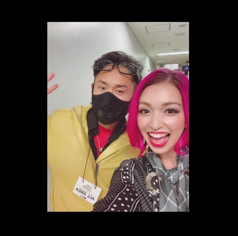 ダンドイ舞莉花のインスタグラム：「#35MM 演出&振付 TETSUHARUさん😎  今回限られた時間の中で作り上げたこの作品。  てつはるさんが描き出したこの世界観の一員になれた事、とってもありがたく、嬉しく思います。  演者側の意見にも耳を傾けてくれたり、本番も全公演見てくださって、愛のあるてつはるさん☺️  振付指導をする時は、分かっていることなんだけど、やっぱりカッコイイ！！🕺  てつはるさんワールド好きです！幸せな時間でした！！💕  #35mmamusicalexhibition #TETSUHARU #tokyo #japan #musical #theatre」