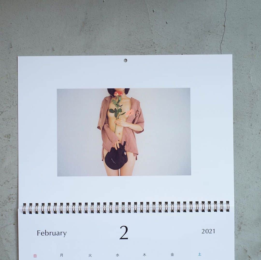 花盛友里のインスタグラム：「@pdaycalendar さんで『脱いでみた。』のカレンダー発売してます。  インスタだとすぐに消されちゃうのでモザイクだけどカレンダーにはかかってないですー！」