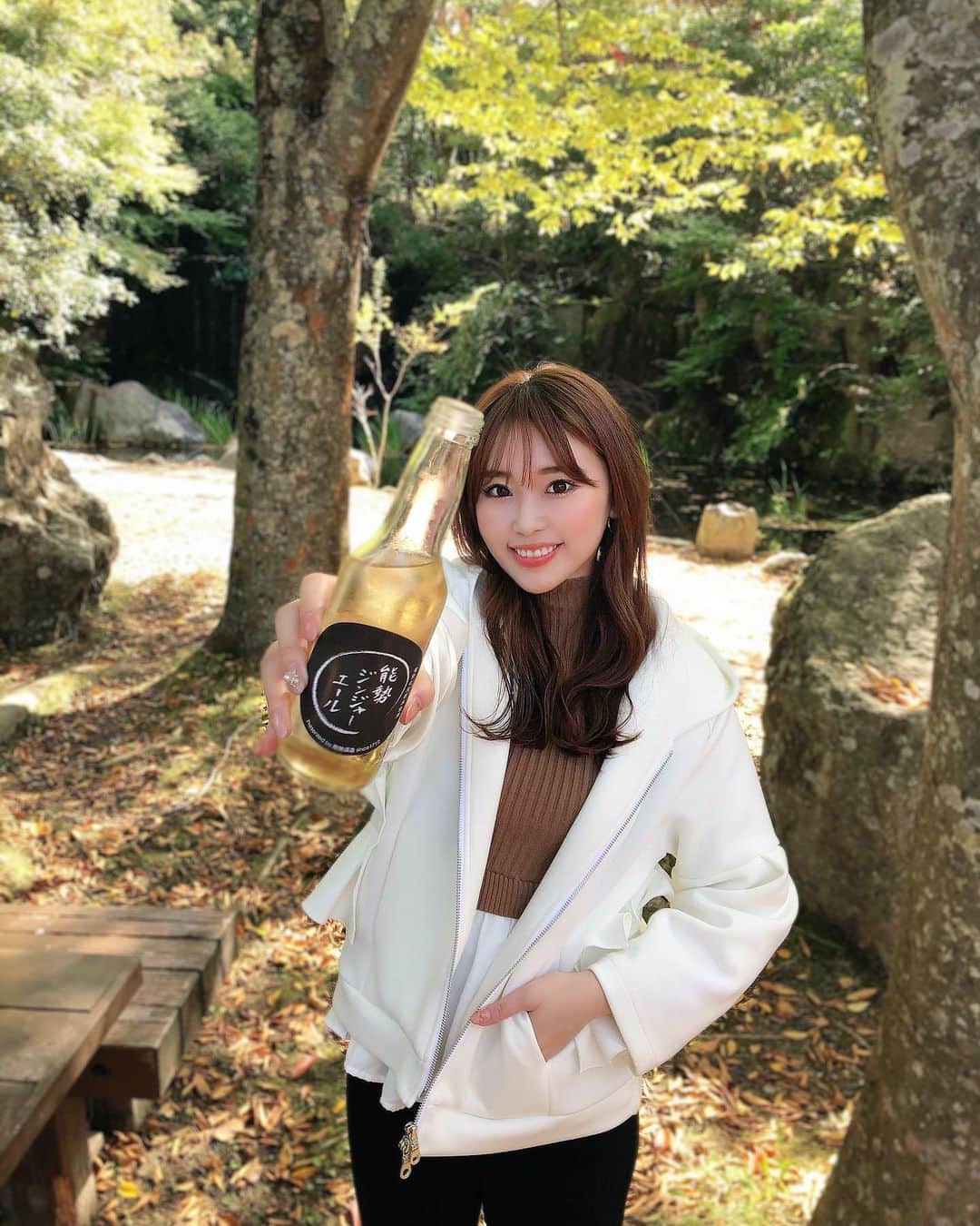 藤川沙弥のインスタグラム：「🍁🌳🍂☀️ BBQ撮影の合間に😋🤍 バックフリルが可愛い 絶対に使えるパーカーは ずっと欲しかったのです🕊 @verofonna でget✌🏻💕」