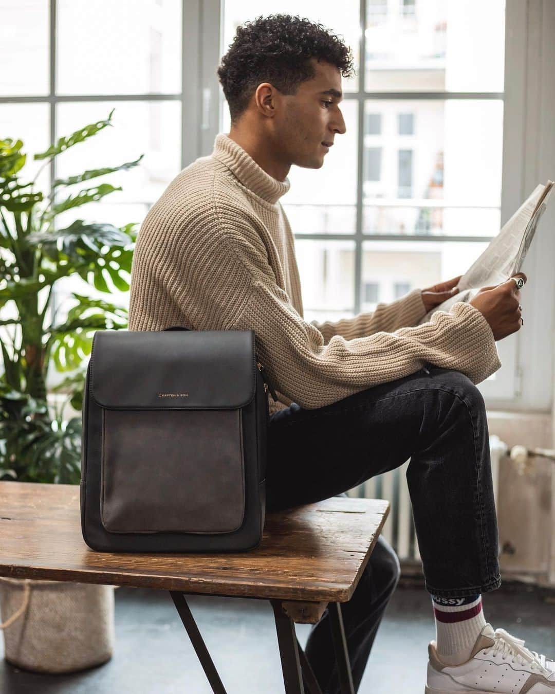 Kapten & Sonさんのインスタグラム写真 - (Kapten & SonInstagram)「'Starve your distractions - feed your focus.' 🙌 Happy Friday, Kaptens! Discover our backpack Tromso "All Black" - perfect companion for your everyday look! 😎 #bekapten #kaptenandson⁠ .⁠ .⁠ .⁠ #backpack #kaptenandsonmen #work #workmode #friday #weekend #style #fashion #fashionlover #ootd #mensfashion #explore #inspiration」11月6日 15時30分 - kaptenandson