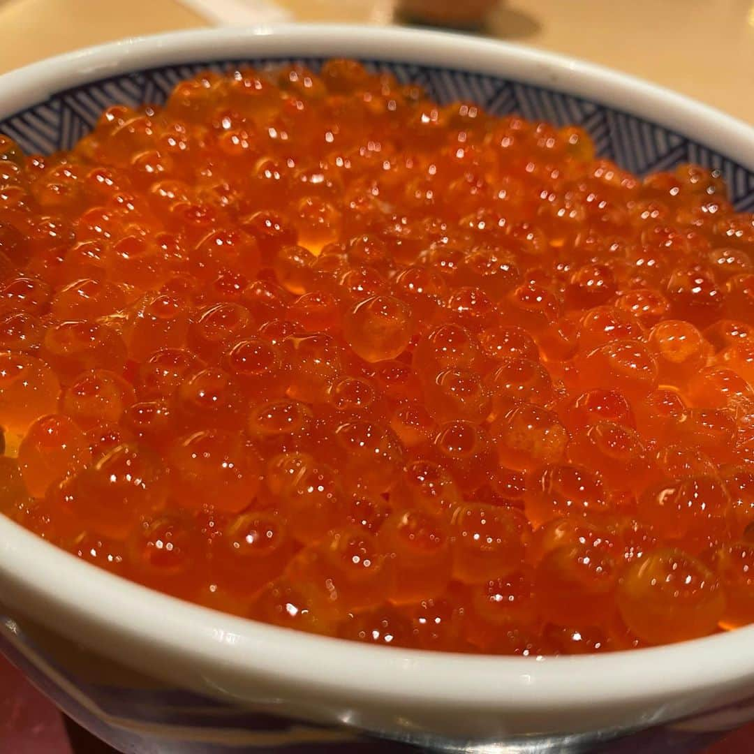 一ノ瀬瑞帆のインスタグラム：「北海道で食べた、いくら丼💕 美味しかったです、他にも食べまくりました。 ・ その中でも…カレーラメーメン&カレー焼きそばが、めちゃくちゃ美味しかったからまた食べに行きたい💕💕 ・ 洞爺湖の温泉に泊まったら、たまたま洞爺湖で花火大会やってて旅館から今年初の花火を見ることが出来てラッキーでした✨ ・ あとは私が一生懸命、熊にリンゴを投げてる動画です🍎なんか楽しくて投げまくってた、またリンゴあげに行かなきゃ！ #北海道 #北海道旅行  #北海道グルメ  #いくら #いくらママ #洞爺湖 #洞爺湖温泉 #洞爺湖花火大会  #昭和新山熊牧場」