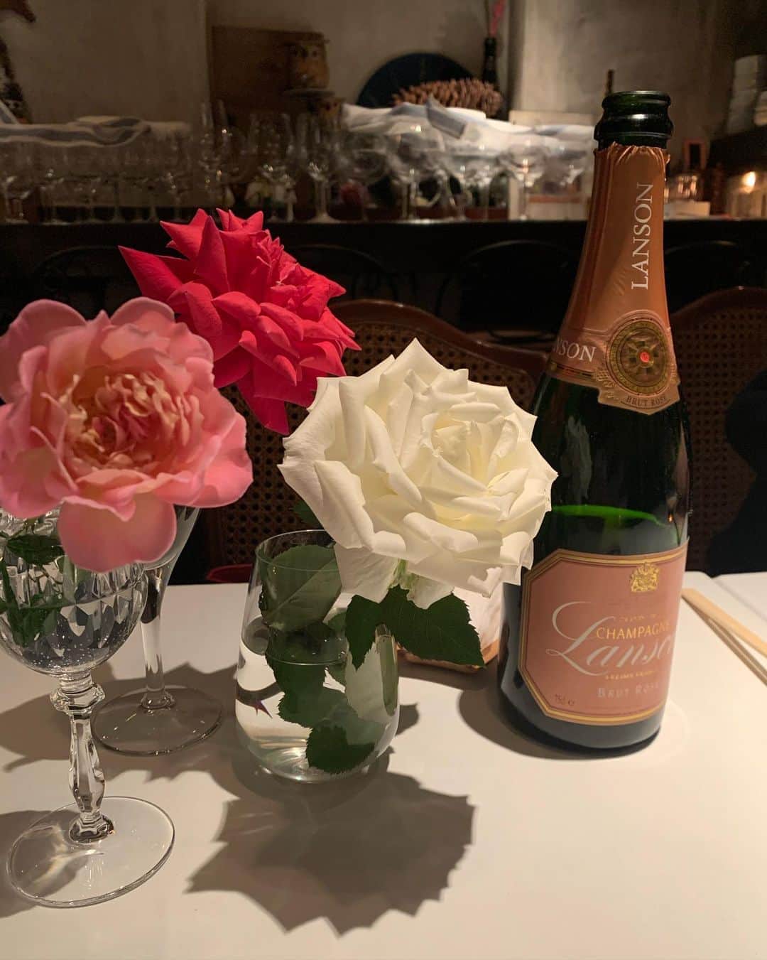 のインスタグラム：「A rose  is a rose  is a rose🌹  My beautiful moment ✨  椿さんが愛情込めて西麻布で育ててる薔薇🌹 その愛情を返すかのような香りが本当に素晴らしい😻 ジュビリーセレブレーション🌹私も育ててみよう。 “A rose by any other name would smell as sweet”💖  #akurarobe#akurarobefur#rose#precious #champagne #akuraroseって名前にしようかな🙈」