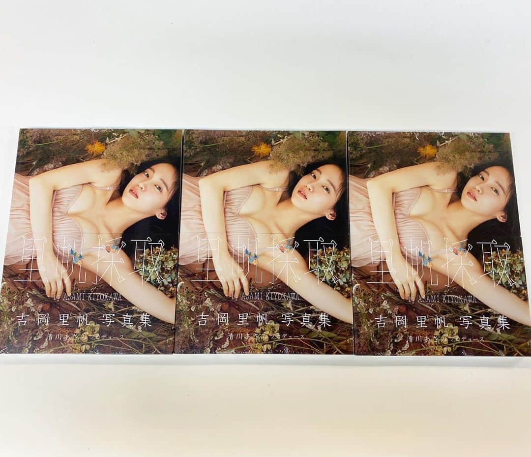 吉岡里帆（マネージャー）のインスタグラム：「こんにちは〜！ 昨日発売の写真集が事務所にも届きました！嬉しい☺️  さて、写真集発売を記念して、11/8 15:50頃から清川あさみさん×吉岡里帆インスタライブをすることになりました🙌🙌 その後16:00からは、同じくインスタライブにてサイン会の予定です👼  みなさまお見逃しなきよう〜！！  #里帆採取 #吉岡里帆」