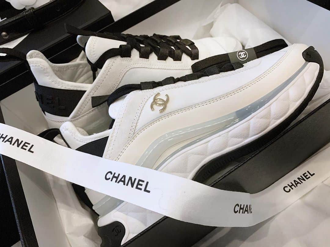 SEIRAさんのインスタグラム写真 - (SEIRAInstagram)「ㅤㅤㅤㅤㅤㅤㅤㅤㅤㅤㅤㅤㅤ 🖤🤍🖤🤍🖤🤍🖤 @chanelofficial ㅤㅤㅤㅤㅤㅤㅤㅤㅤㅤㅤㅤㅤ It's a bit early but this is my Birthday gift to myself.」11月6日 15時53分 - official.seira