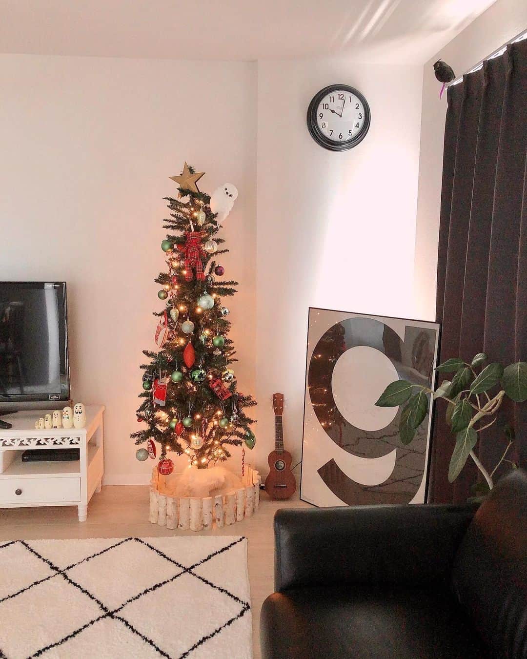◆miki◆さんのインスタグラム写真 - (◆miki◆Instagram)「*﻿﻿﻿ *﻿﻿﻿ 🎄🎅🏻🦌﻿﻿﻿ ﻿﻿﻿ 毎年恒例の儀式が無事に終了🔔﻿﻿﻿ 一気にchristmasムードムンムンだぁ～﻿﻿﻿ ﻿﻿﻿ 今年はニトリ様から頂いた﻿﻿﻿ christmas treeを飾りました﻿﻿﻿！ @nitori_official﻿﻿ ﻿﻿ ﻿﻿﻿ 赤と緑とキラキラと…﻿﻿﻿ どこか懐かしい王道なchristmas tree﻿ ﻿﻿﻿ クラフト感のあるオーナメントが﻿﻿﻿ とっても可愛くて雄叫びを挙げていたののなのw﻿﻿﻿ フクロウは自分で合わせてみました🦉﻿ ﻿ ﻿﻿大きいtreeは置く場所がないけど…﻿﻿﻿ christmasムード出したいんじゃーって﻿﻿﻿方にオススメじゃ❤️﻿﻿﻿ すっきりシルエットなのにオーナメントで﻿﻿ボリューミーに錯覚するかもしらん🕊﻿ ﻿﻿﻿ treeは箱にスッキリ収納出来るのも﻿﻿﻿ ポイント高し🥳﻿﻿﻿ ﻿﻿﻿ そろそろサンタさん﻿﻿﻿ プレゼント探しに忙しいんちゃうの？﻿﻿﻿ ﻿﻿﻿ #ニトリのクリスマス﻿﻿﻿ #クリスマスオーナメント﻿﻿﻿ #ニトリ﻿﻿﻿ #クリスマスインテリア﻿﻿﻿ #子供のいる暮らし﻿﻿﻿ #mynitori﻿﻿﻿ #クリスマスツリー飾り付け﻿﻿﻿ #クリスマスツリー﻿﻿﻿ #クリスマス飾り﻿﻿﻿ #pr」11月6日 15時46分 - gold______star
