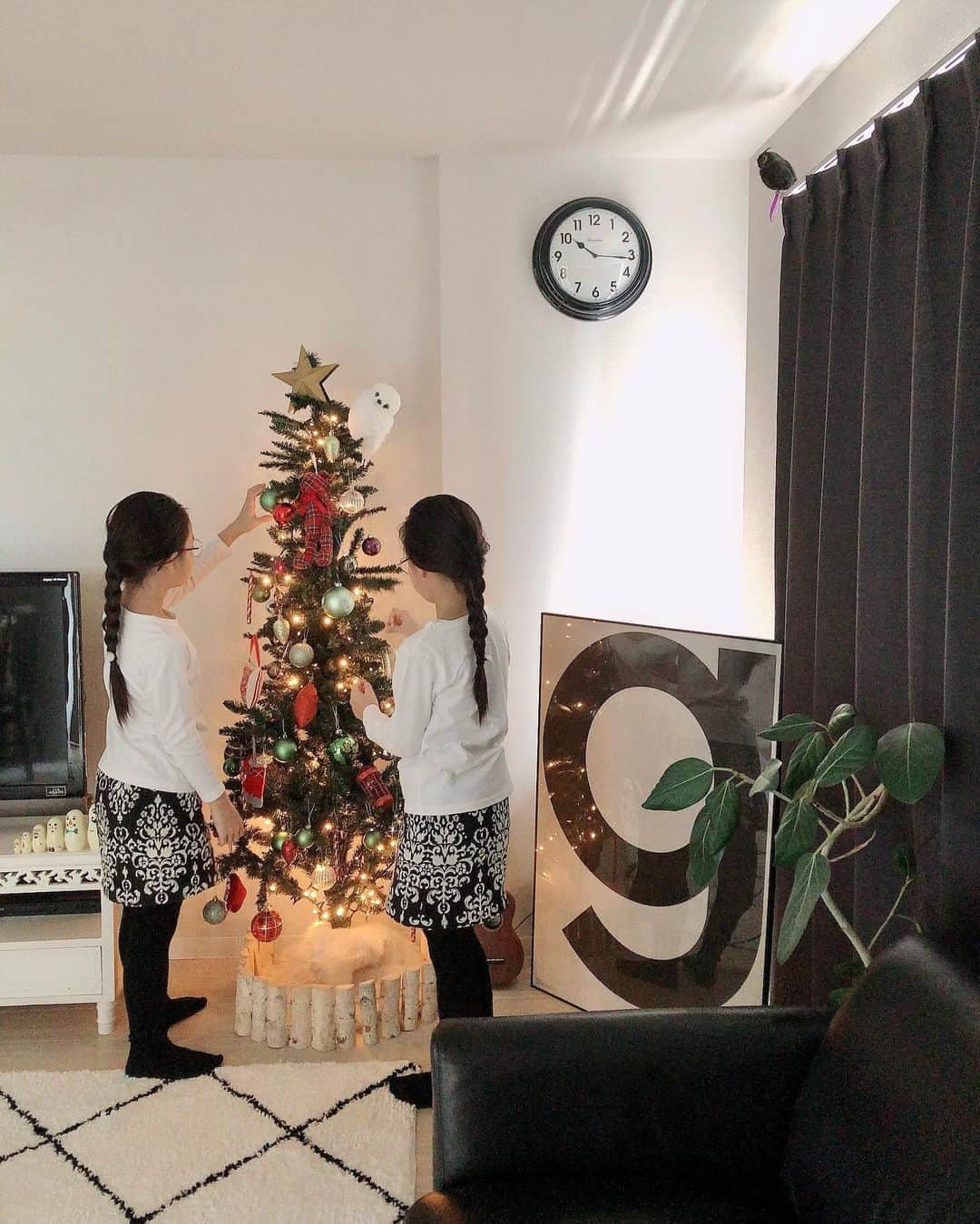◆miki◆のインスタグラム：「*﻿﻿﻿ *﻿﻿﻿ 🎄🎅🏻🦌﻿﻿﻿ ﻿﻿﻿ 毎年恒例の儀式が無事に終了🔔﻿﻿﻿ 一気にchristmasムードムンムンだぁ～﻿﻿﻿ ﻿﻿﻿ 今年はニトリ様から頂いた﻿﻿﻿ christmas treeを飾りました﻿﻿﻿！ @nitori_official﻿﻿ ﻿﻿ ﻿﻿﻿ 赤と緑とキラキラと…﻿﻿﻿ どこか懐かしい王道なchristmas tree﻿ ﻿﻿﻿ クラフト感のあるオーナメントが﻿﻿﻿ とっても可愛くて雄叫びを挙げていたののなのw﻿﻿﻿ フクロウは自分で合わせてみました🦉﻿ ﻿ ﻿﻿大きいtreeは置く場所がないけど…﻿﻿﻿ christmasムード出したいんじゃーって﻿﻿﻿方にオススメじゃ❤️﻿﻿﻿ すっきりシルエットなのにオーナメントで﻿﻿ボリューミーに錯覚するかもしらん🕊﻿ ﻿﻿﻿ treeは箱にスッキリ収納出来るのも﻿﻿﻿ ポイント高し🥳﻿﻿﻿ ﻿﻿﻿ そろそろサンタさん﻿﻿﻿ プレゼント探しに忙しいんちゃうの？﻿﻿﻿ ﻿﻿﻿ #ニトリのクリスマス﻿﻿﻿ #クリスマスオーナメント﻿﻿﻿ #ニトリ﻿﻿﻿ #クリスマスインテリア﻿﻿﻿ #子供のいる暮らし﻿﻿﻿ #mynitori﻿﻿﻿ #クリスマスツリー飾り付け﻿﻿﻿ #クリスマスツリー﻿﻿﻿ #クリスマス飾り﻿﻿﻿ #pr」