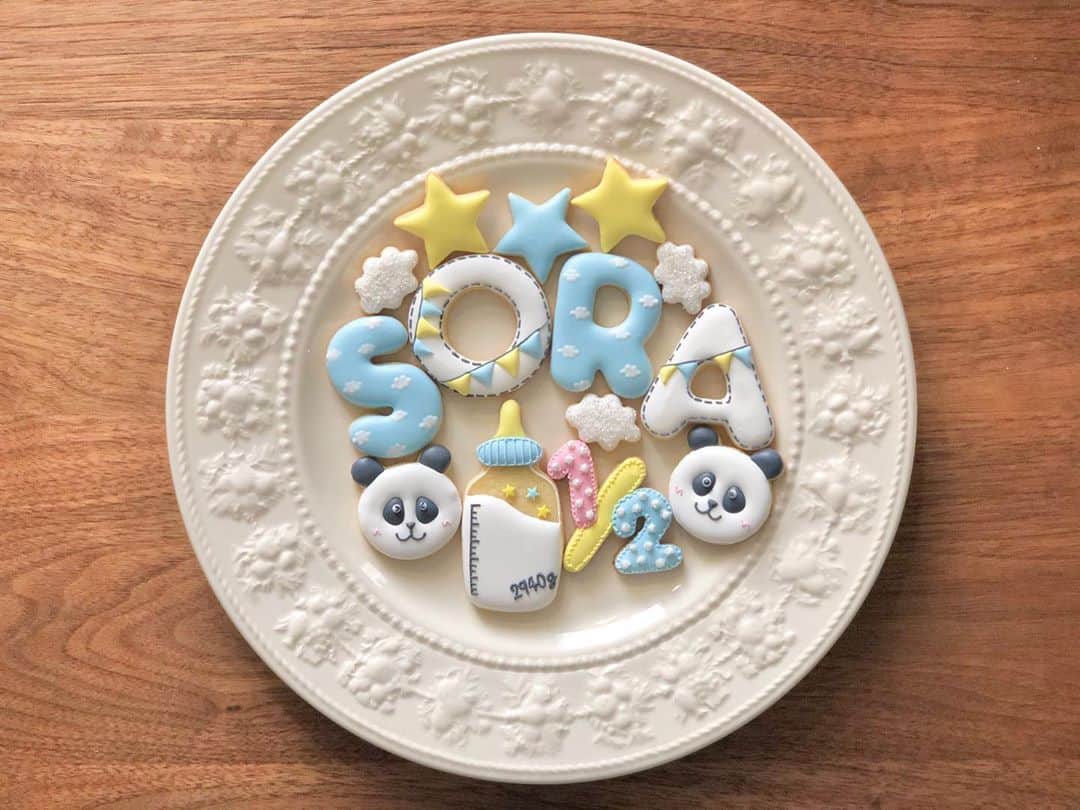 西木恵美里のインスタグラム：「先日、お友達のお子さんハーフバースデーに作らせてもらいました🐼💕 パンダちゃん初めて作ったけどかわいい〜💕 丸文字系のイニシャルクッキーも可愛い😚  #アイシングクッキー　#アイシングクッキーオーダー #ハーフバースデー　#ハーフバースデークッキー　#パンダクッキー　#バースデークッキー　#お祝い　#名前クッキー」