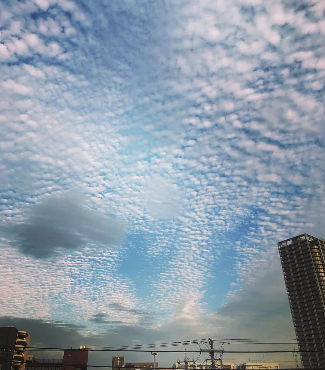 西山浩司さんのインスタグラム写真 - (西山浩司Instagram)「ウロコ雲？天気は下り坂らしいけど思わずワァーイって感じ😆 現場から雲、月、富士山🗻好きの西山でした😅」11月6日 15時54分 - waruo1981