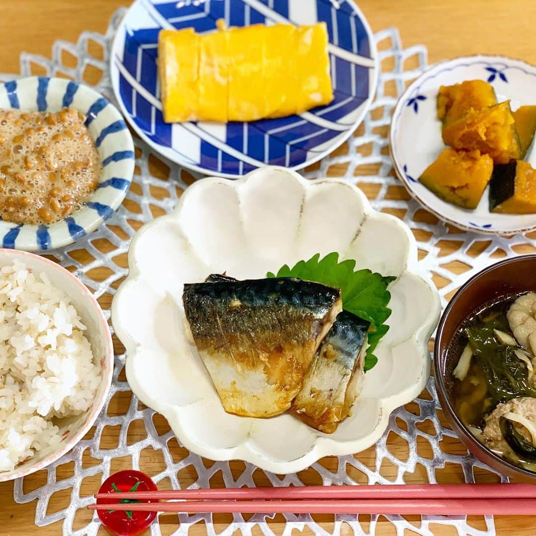 奥山夏織さんのインスタグラム写真 - (奥山夏織Instagram)「今日の朝ごはん❣️ 昨日の夜から副菜を作っていたので、足りないものをちょっとだけ作って、あとは温めるだけでした🙋‍♀️ 朝ごはん食べて仕事すると頭がちゃんと働く✨ ・ 🍴#鯖の塩焼き 🍴#とりつくねとほうれん草とキノコのスープ 🍴#かぼちゃの甘煮 🍴#卵焼き#納豆#ご飯 ・・・ #かおりずキッチン #cooking #料理 #主婦料理 #OL料理 #クッキング#ご飯#foodinsta #food #foodstagram #おうちご飯 #お家ごはん」11月6日 15時51分 - okuyama_kaori