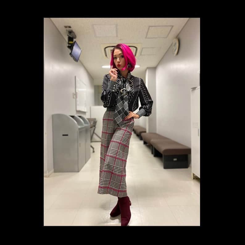 ダンドイ舞莉花さんのインスタグラム写真 - (ダンドイ舞莉花Instagram)「#35MM メイン衣装😊  リューンやキューティブロンドでもご一緒させていただいてる、お衣装さん、おくしー！！  さすがです。  ボトムスのピンクラインがピンクのヘアとマッチング！😍  お衣装の力。ヘアメイクの力。  ありがとうございます！！  #35mmamusicalexhibition #屋島裕樹 #musical #theatre #tokyo #japan #costume #pinkhair」11月6日 15時51分 - mdandoy18